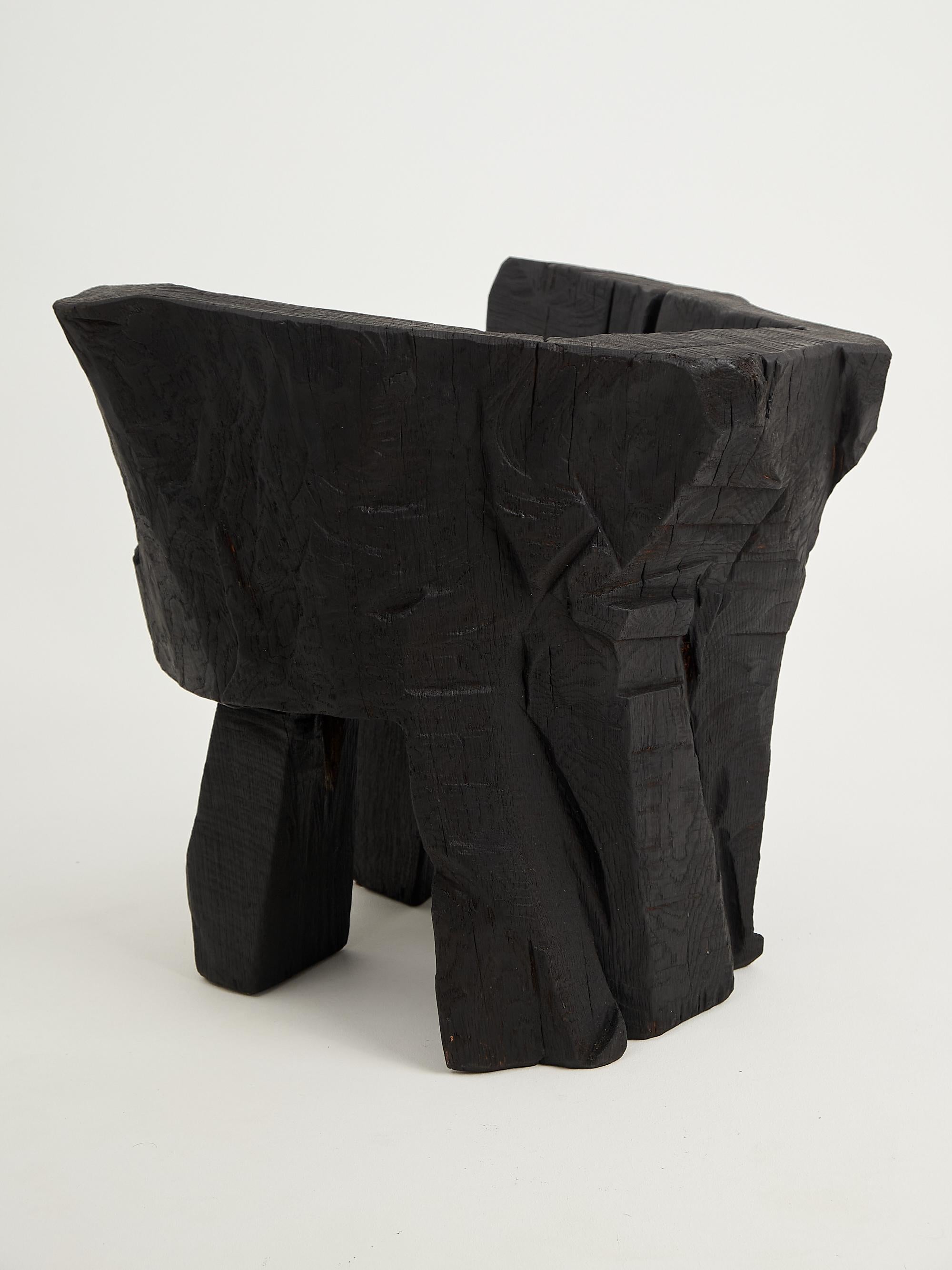 Logniture, Sillón Escultural Brutalista, Madera Maciza de Roble Quemado, Único 1/1 en venta 2