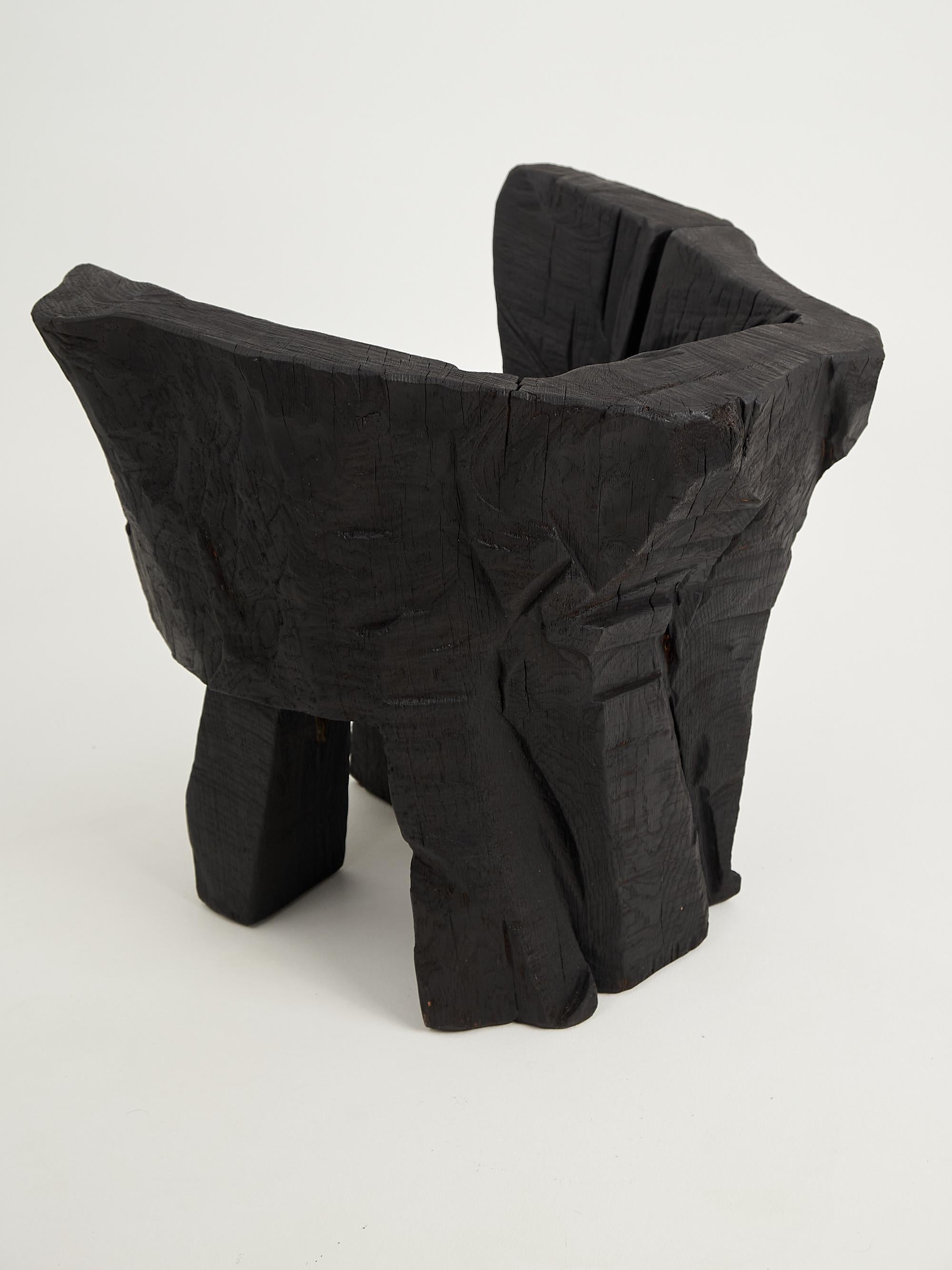 Logniture, Sillón Escultural Brutalista, Madera Maciza de Roble Quemado, Único 1/1 en venta 3