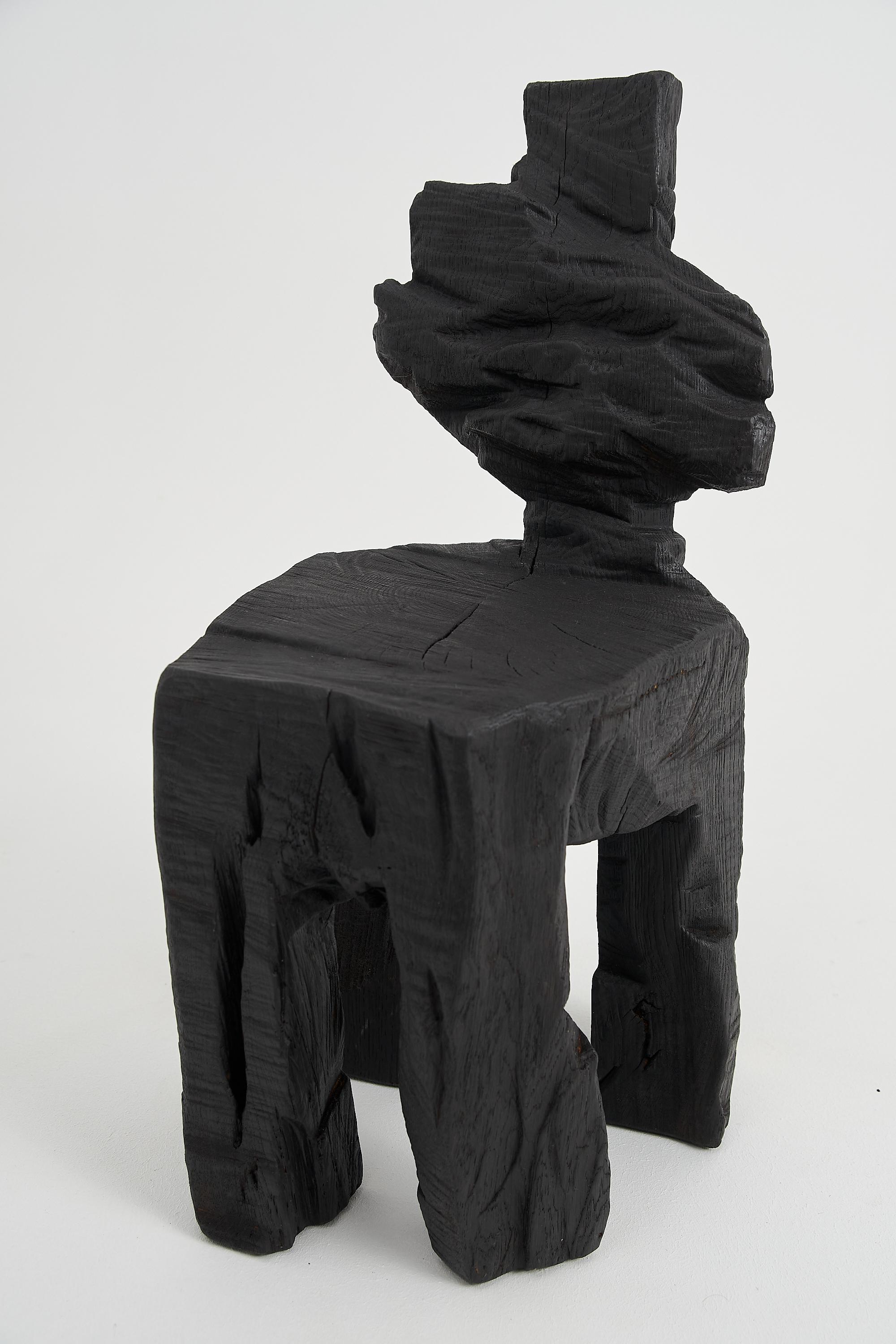 Logniture, Brutalistischer skulpturaler Hocker aus massivem gebranntem Eichenholz,  Einzigartig 1/1, Jownik (Brutalismus) im Angebot