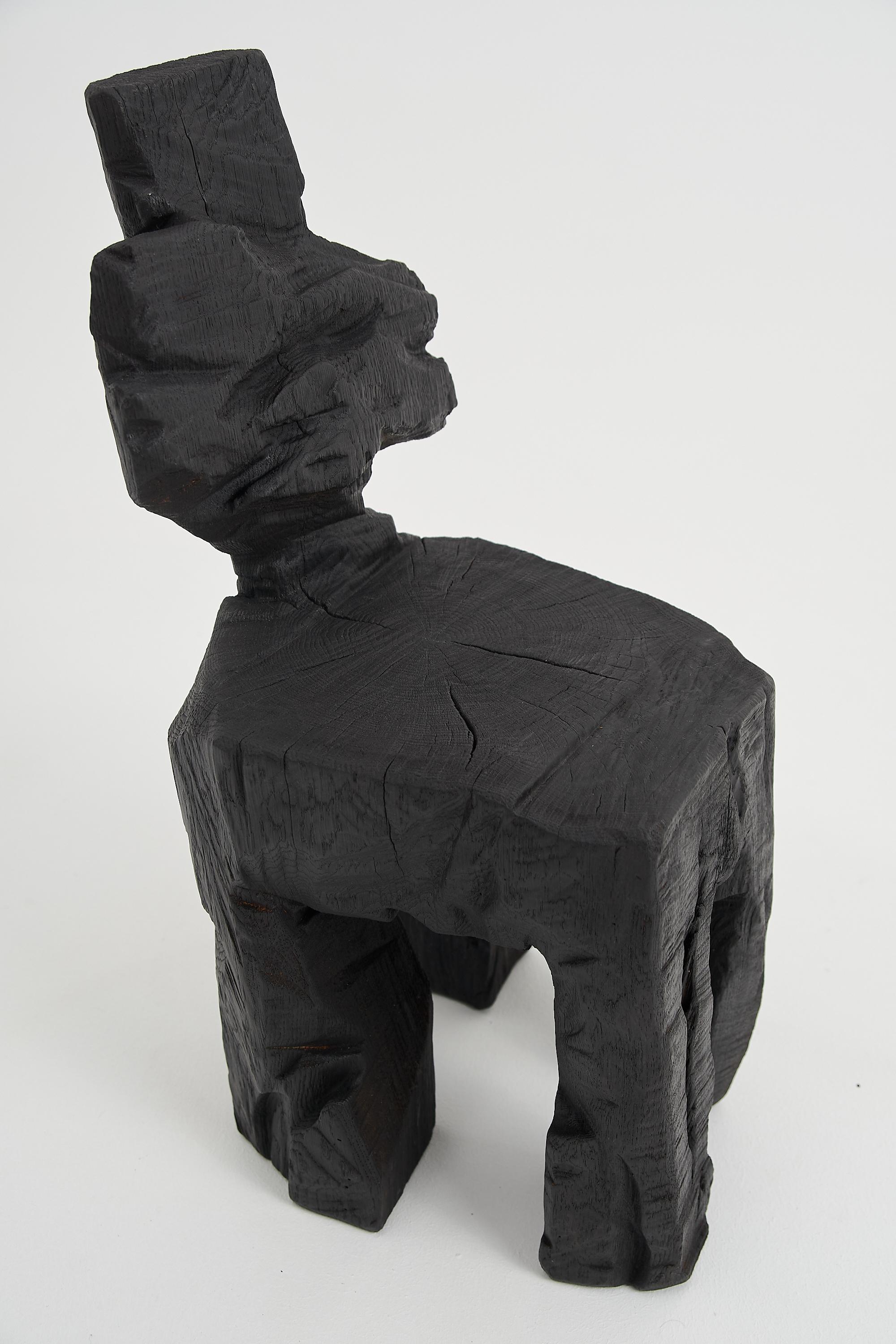 Logniture, Brutalistischer skulpturaler Hocker aus massivem gebranntem Eichenholz,  Einzigartig 1/1, Jownik (Kroatisch) im Angebot