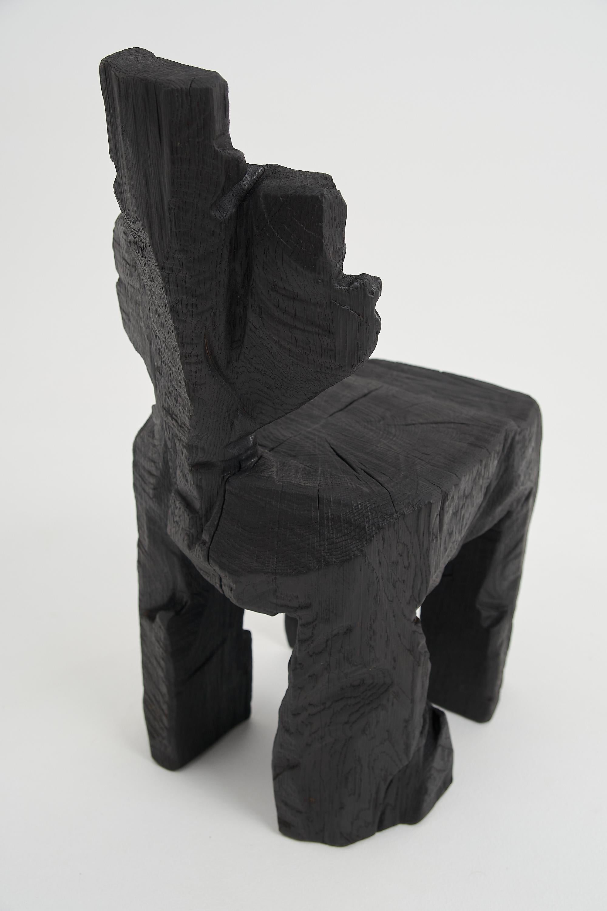 Logniture, Brutalistischer skulpturaler Hocker aus massivem gebranntem Eichenholz,  Einzigartig 1/1, Jownik (Geschnitzt) im Angebot