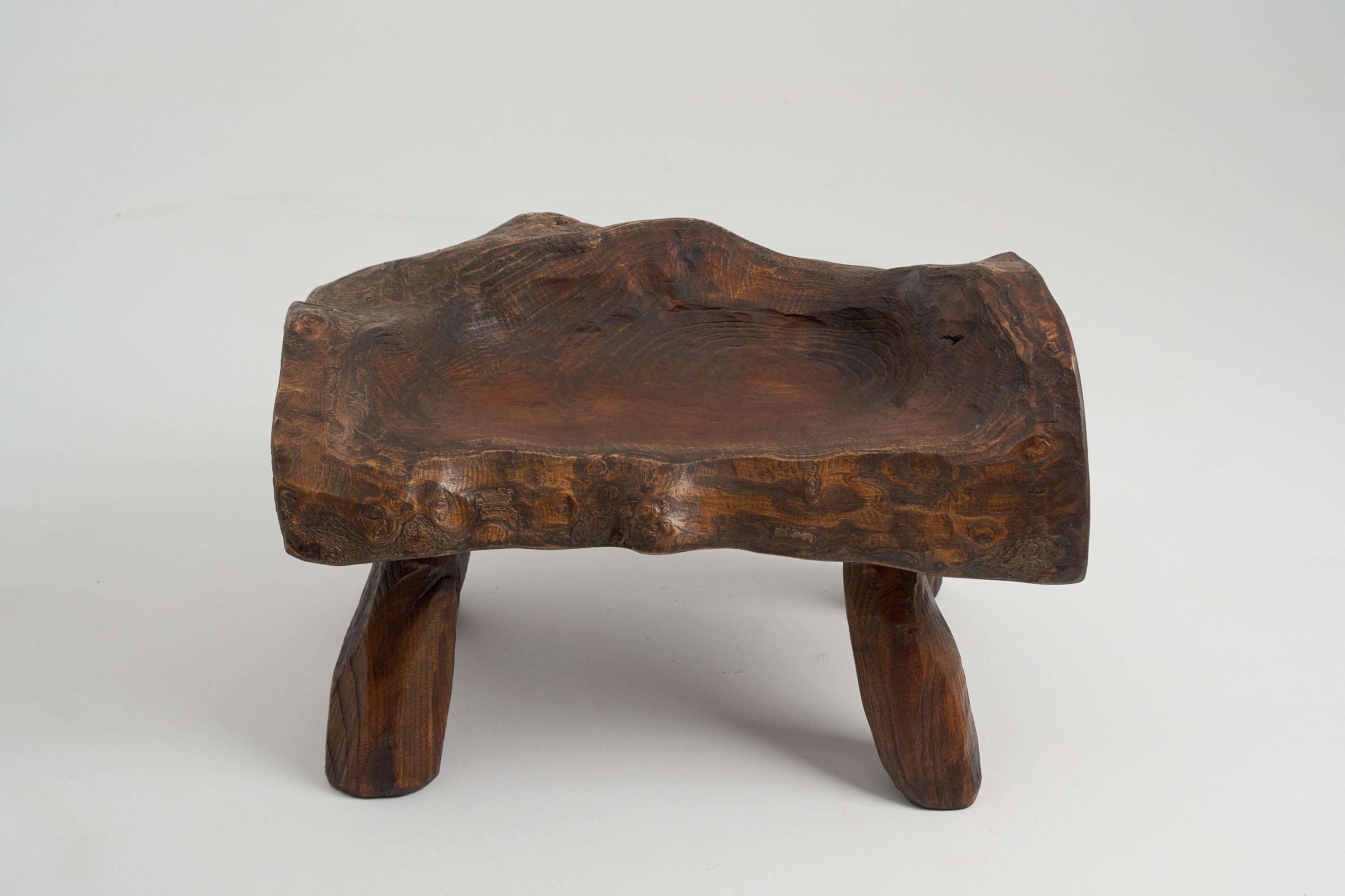 Tabouret unique sculpté à la tronçonneuse. Sculpté dans une seule pièce de bois de mûrier et protégé par des huiles de la plus haute qualité, il est durable pour des générations. Naturel, écologique et facile à entretenir. Un tel design unique fait