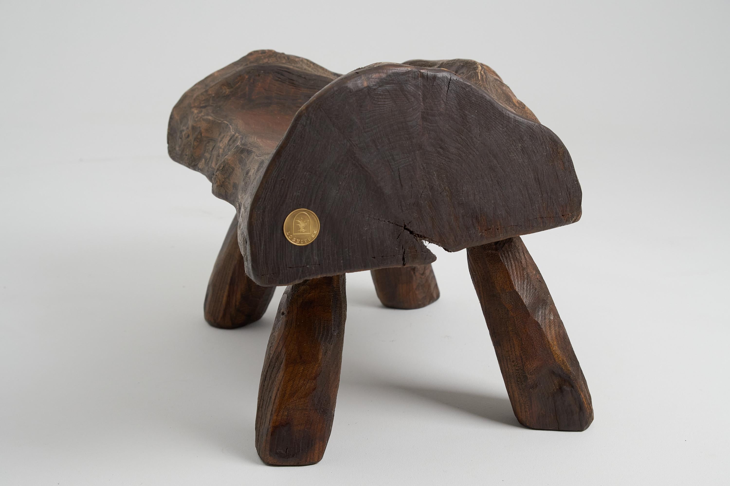 Meuble Logniture, tabouret sculpté à partir d'une seule pièce de bois de Mulberry, Neuf - En vente à Stara Gradiška, HR