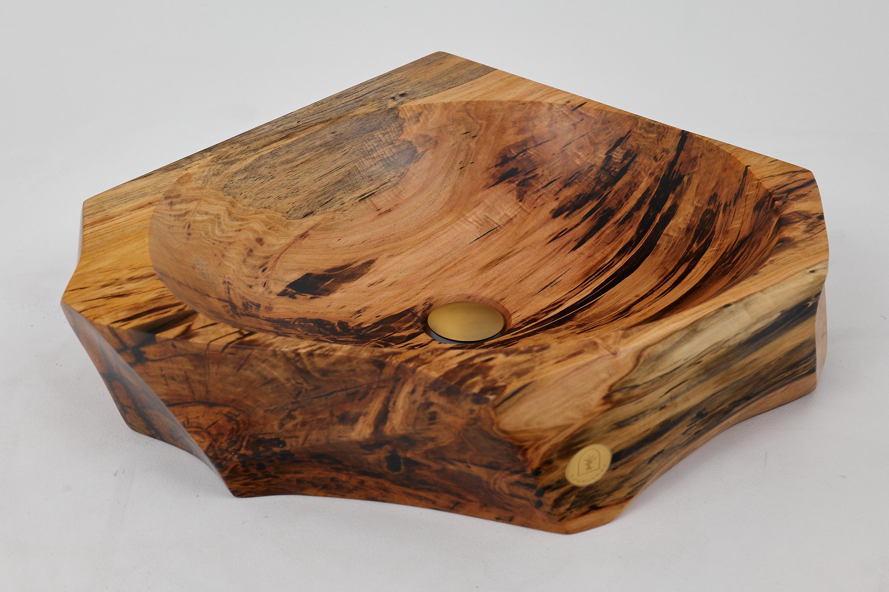 Lavandino in legno fatto a mano, unico nel suo genere, intagliato dall'artista da un unico pezzo di legno con strumenti di intaglio di base, di facile manutenzione. Si adatta perfettamente a qualsiasi interno, sia moderno che rustico, e lascerà