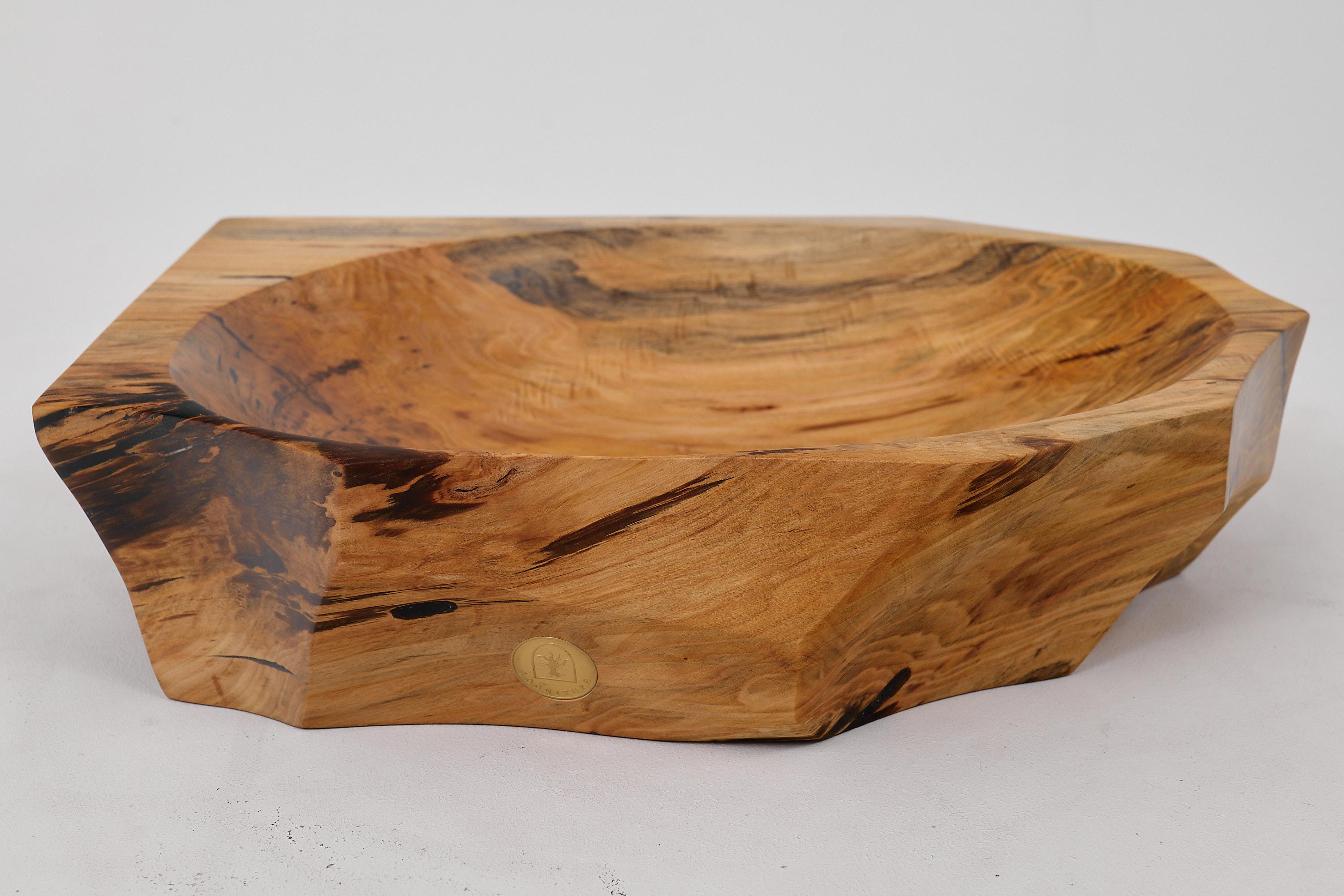 Lavandino in legno fatto a mano, unico nel suo genere, intagliato dall'artista da un unico pezzo di legno con strumenti di intaglio di base, di facile manutenzione. Si adatta perfettamente a qualsiasi interno, sia moderno che rustico, e lascerà