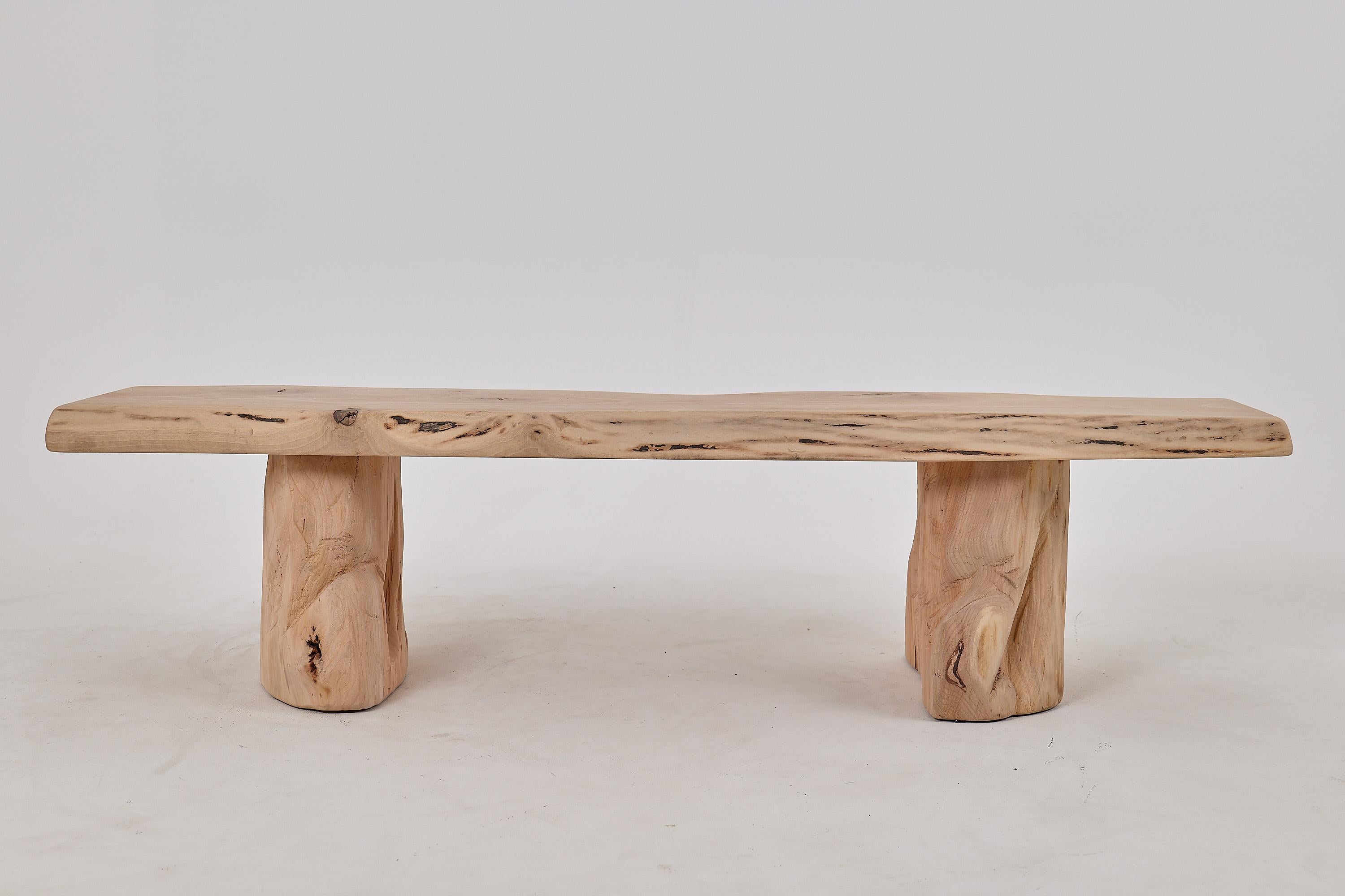 Abbraccia l'essenza del wabi-sabi con la nostra panca in noce, meticolosamente realizzata in legno di noce. Questa panchina è una celebrazione della bellezza naturale, che mette in mostra le imperfezioni uniche che la rendono un vero capolavoro.