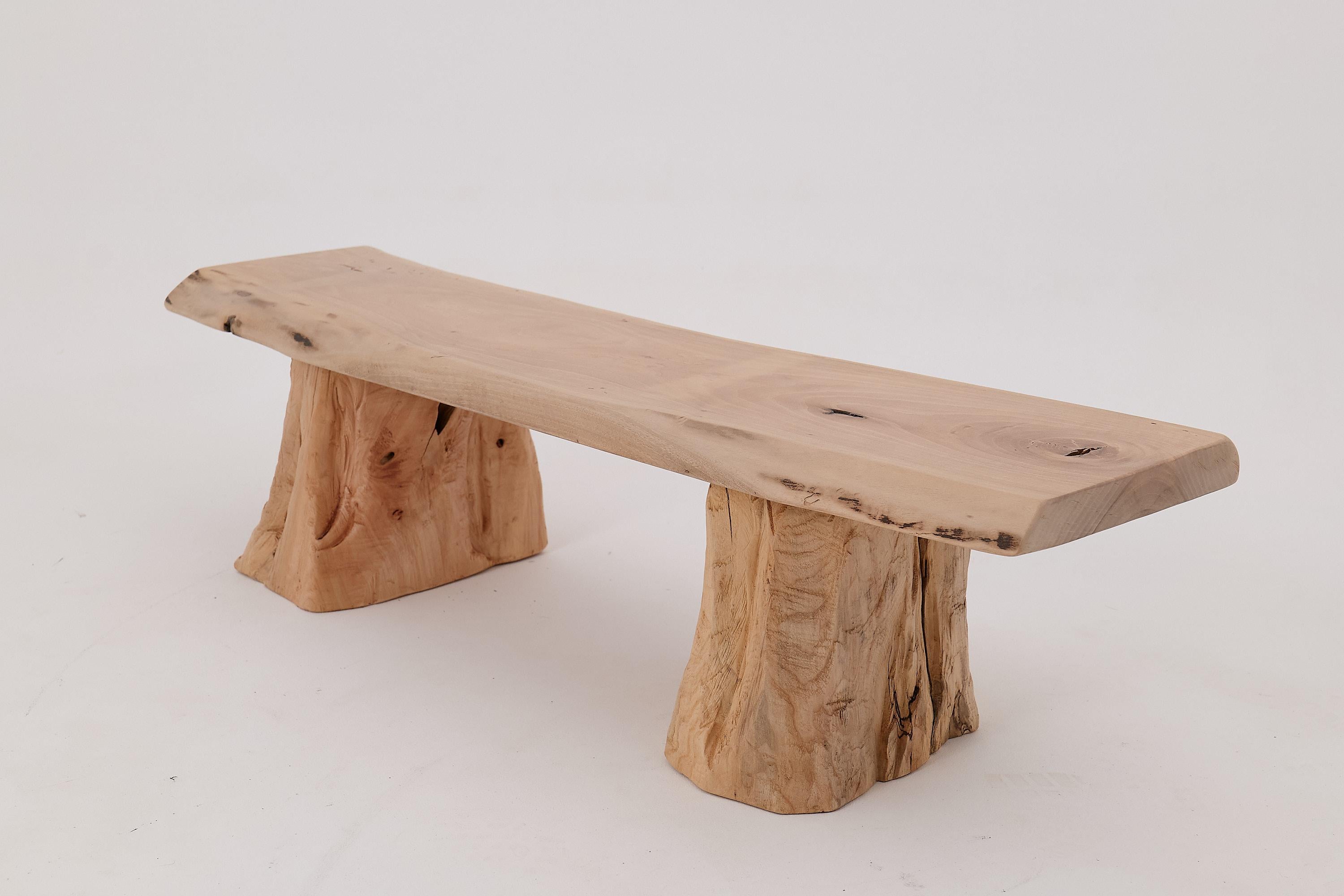 Logniture, Bank aus Nussbaumholz mit naturfarbener Kante, Wabi-Sabi, Brutalismus, Log Furniture (Geschnitzt) im Angebot
