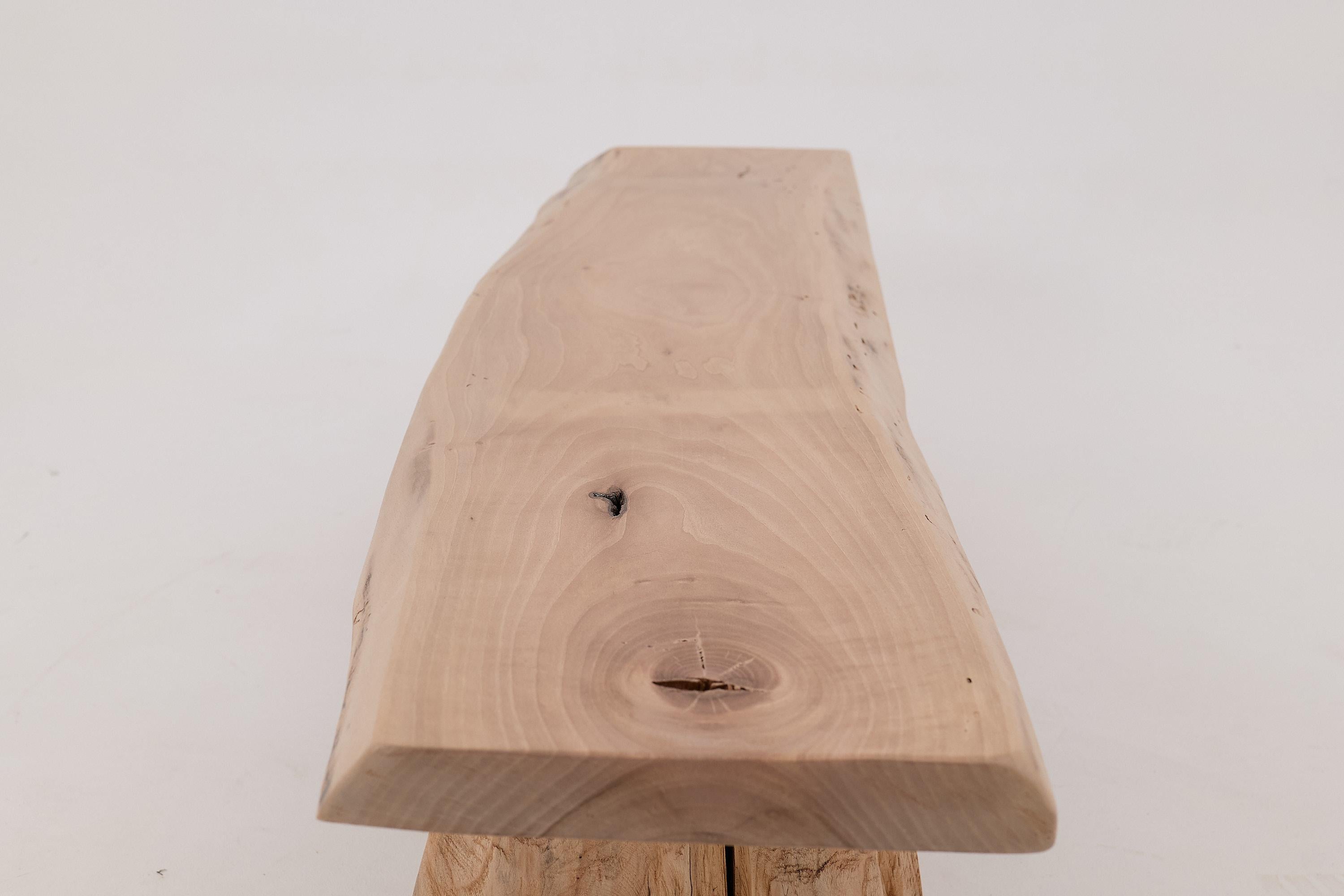 Logniture, Bank aus Nussbaumholz mit naturfarbener Kante, Wabi-Sabi, Brutalismus, Log Furniture (21. Jahrhundert und zeitgenössisch) im Angebot