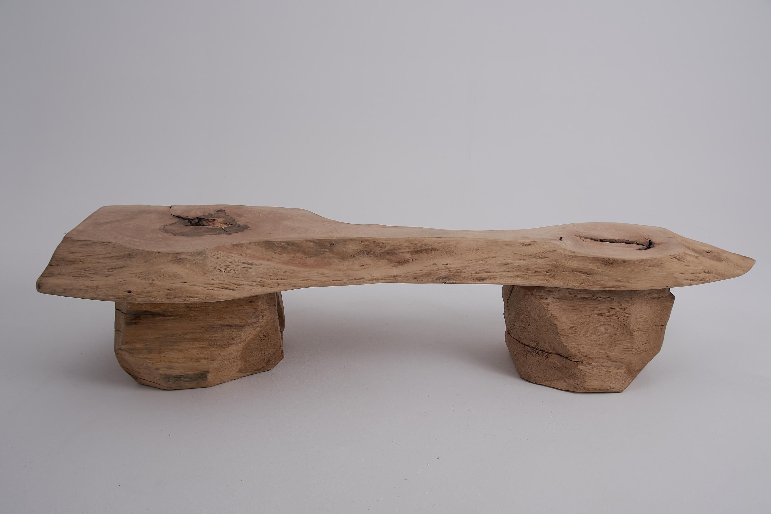 Banc unique à bord vif fabriqué à partir de planches de noyer et de pieds en chêne. Protégé par des huiles de la plus haute qualité, il est durable pour des générations. Naturel, écologique et facile à entretenir. Un tel design unique fait à la main