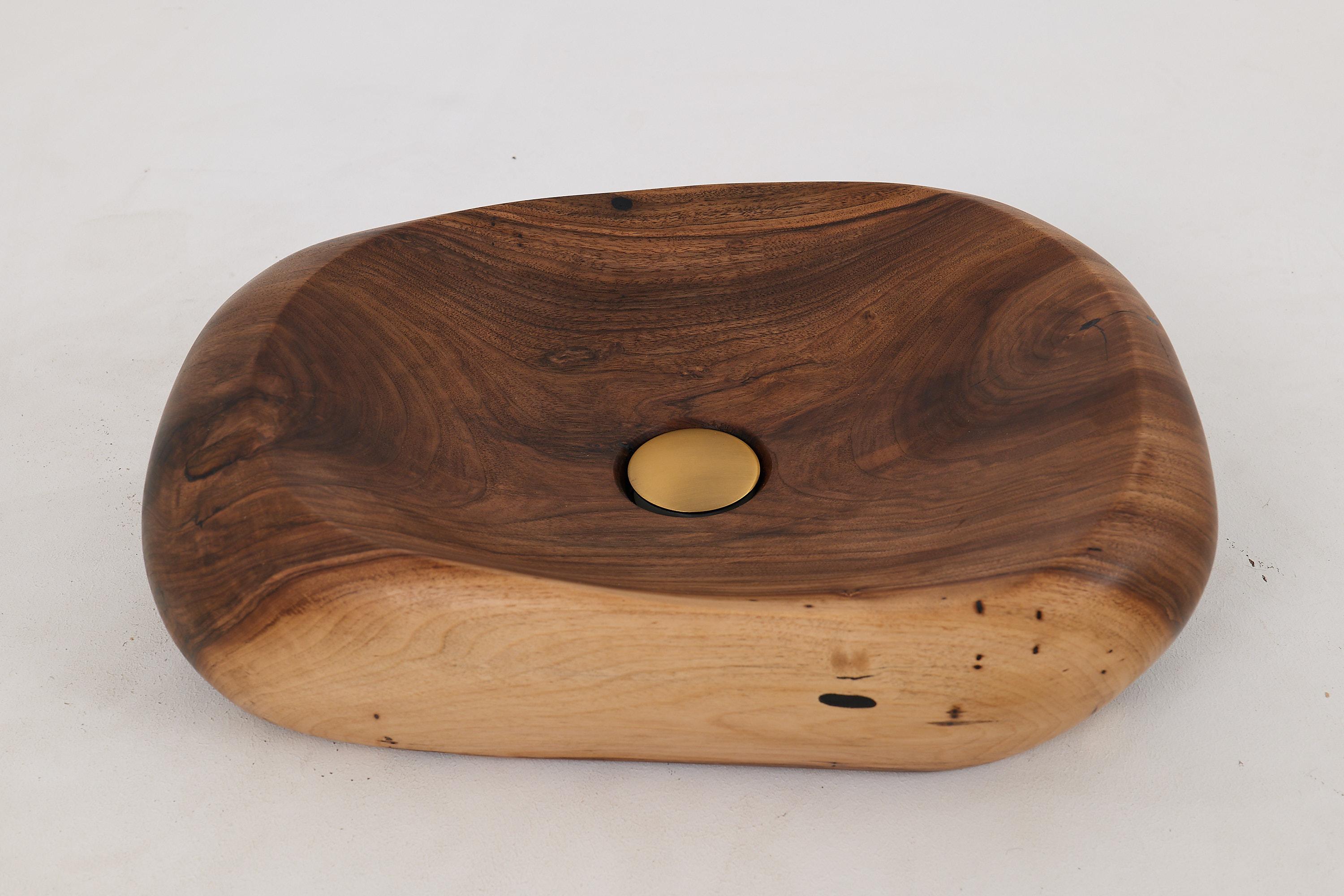 Lavandino in noce intagliato a mano, un mix straordinario di bellezza naturale e artigianalità. Questo pezzo unico presenta una ricca e calda finitura in noce che mette in risalto gli intricati intagli, rendendolo un punto focale in qualsiasi bagno.