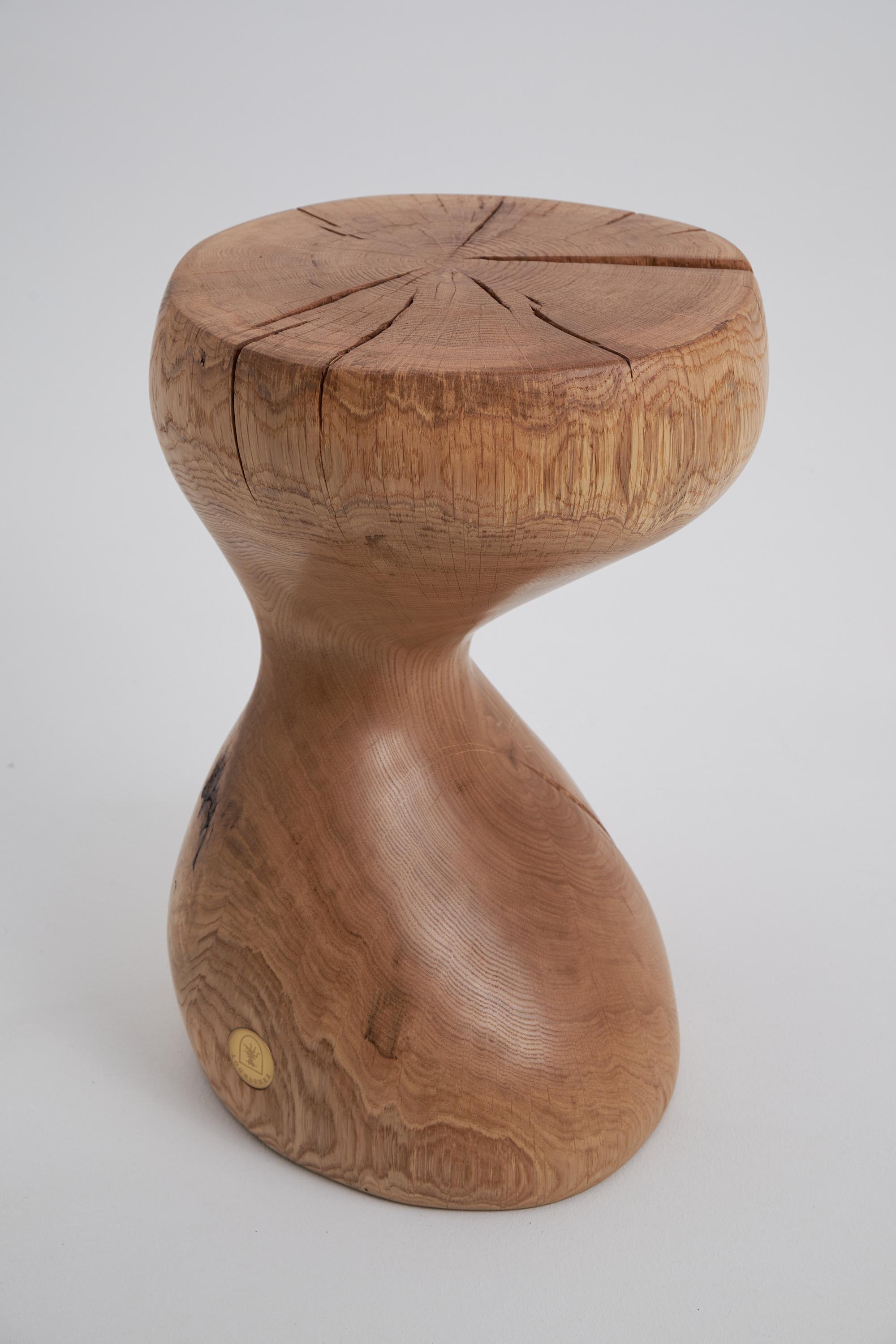Logniture, Wabi-Sabi, Mesa auxiliar escultórica de madera maciza de roble, Diseño original en venta 2