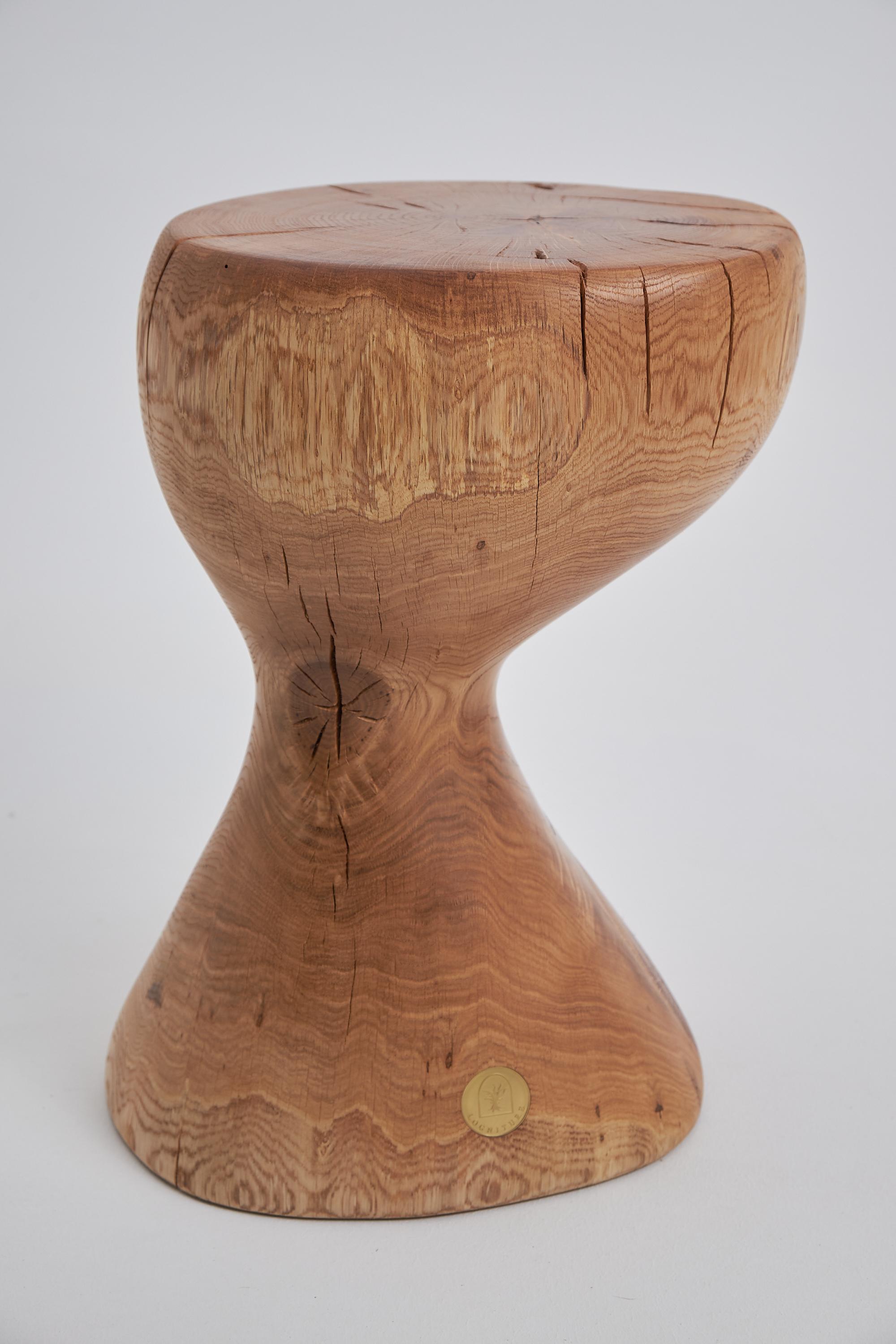 Logniture, Table d'appoint sculpturale en bois massif d'Oak, Design contemporain original en vente 2