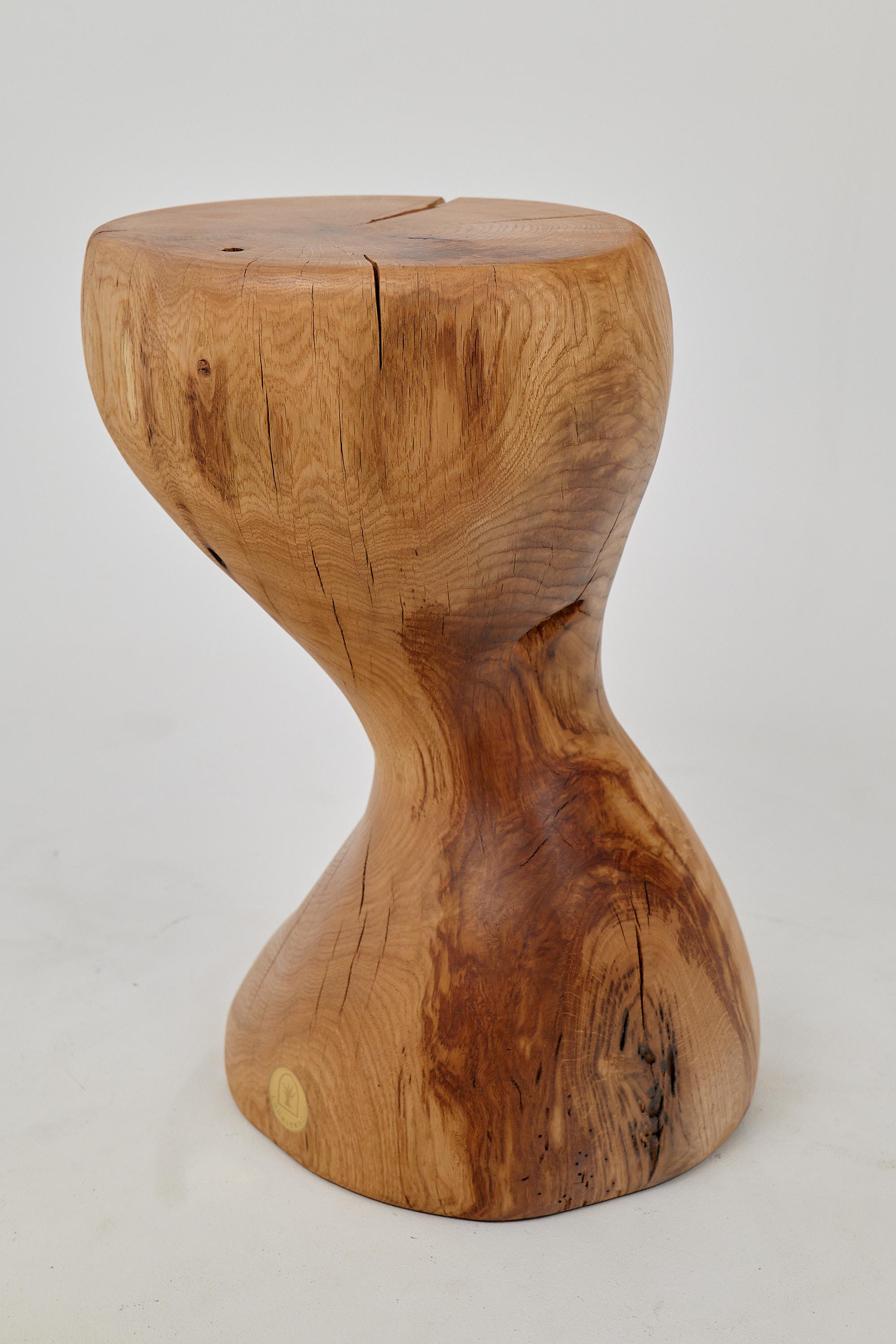 Mesa auxiliar escultórica de madera maciza de roble, diseño original contemporáneo en venta 2