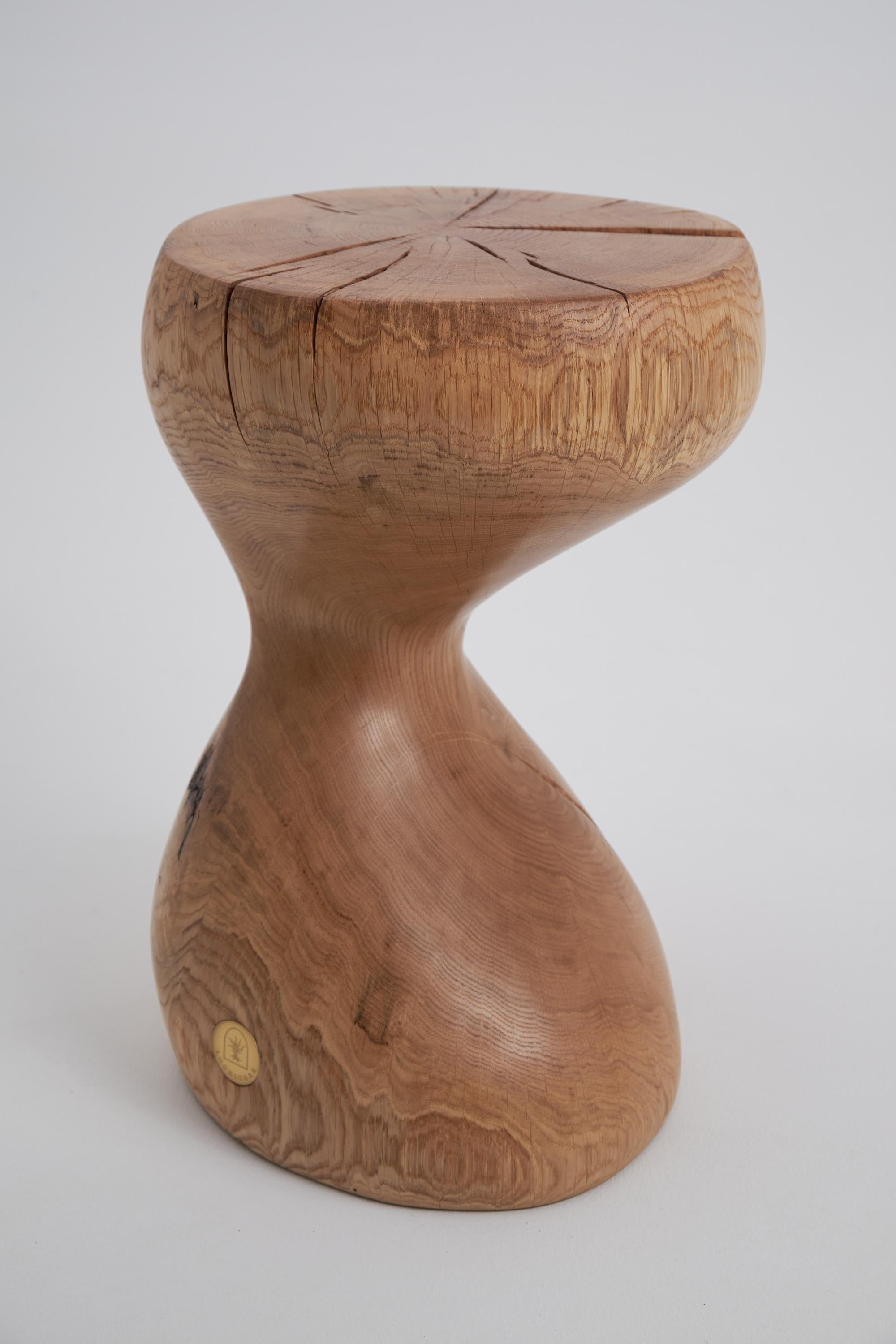 Logniture, Wabi-Sabi, Mesa auxiliar escultórica de madera maciza de roble, Diseño original en venta 3