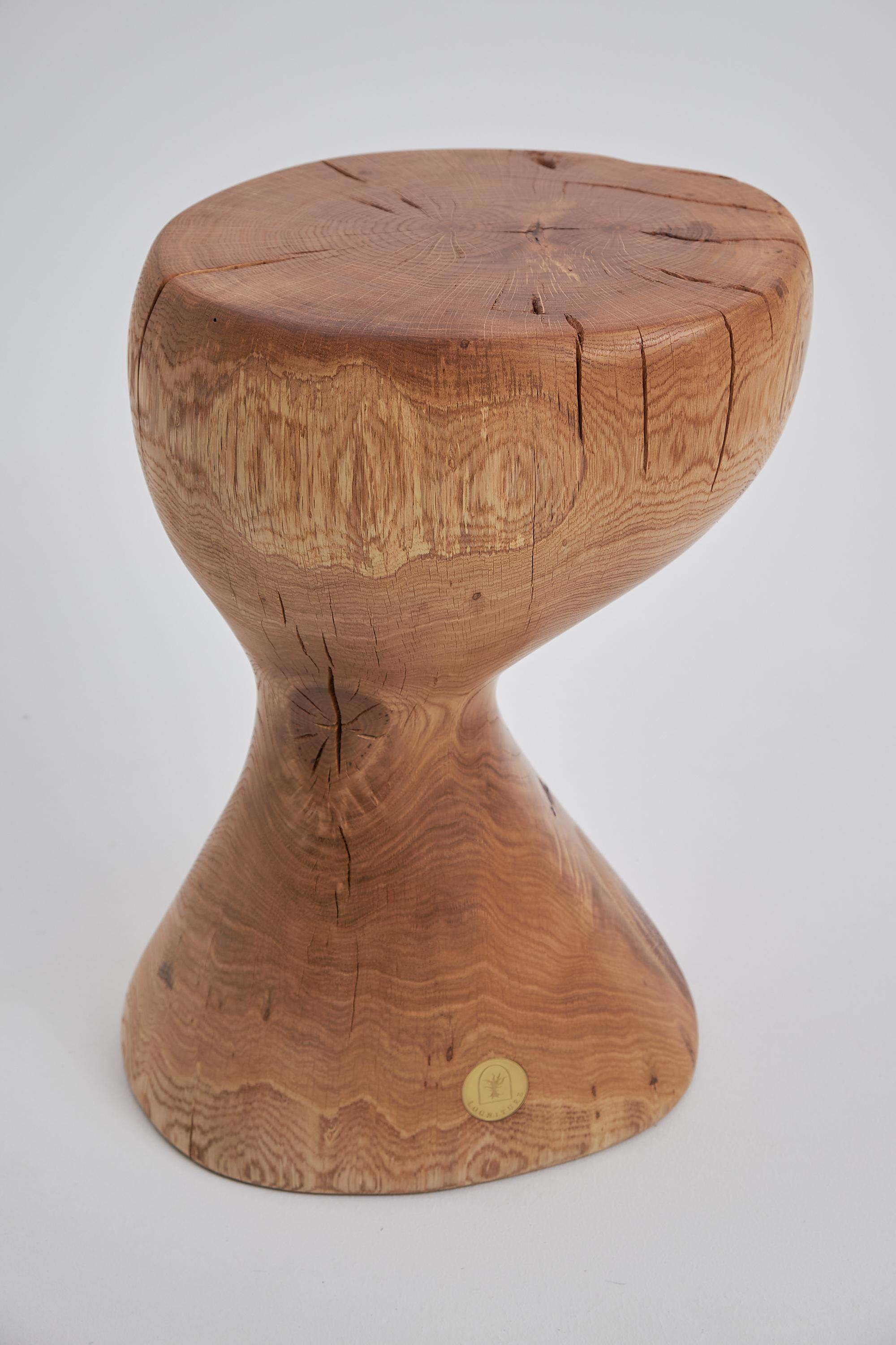 Logniture, Table d'appoint sculpturale en bois massif d'Oak, Design contemporain original en vente 3