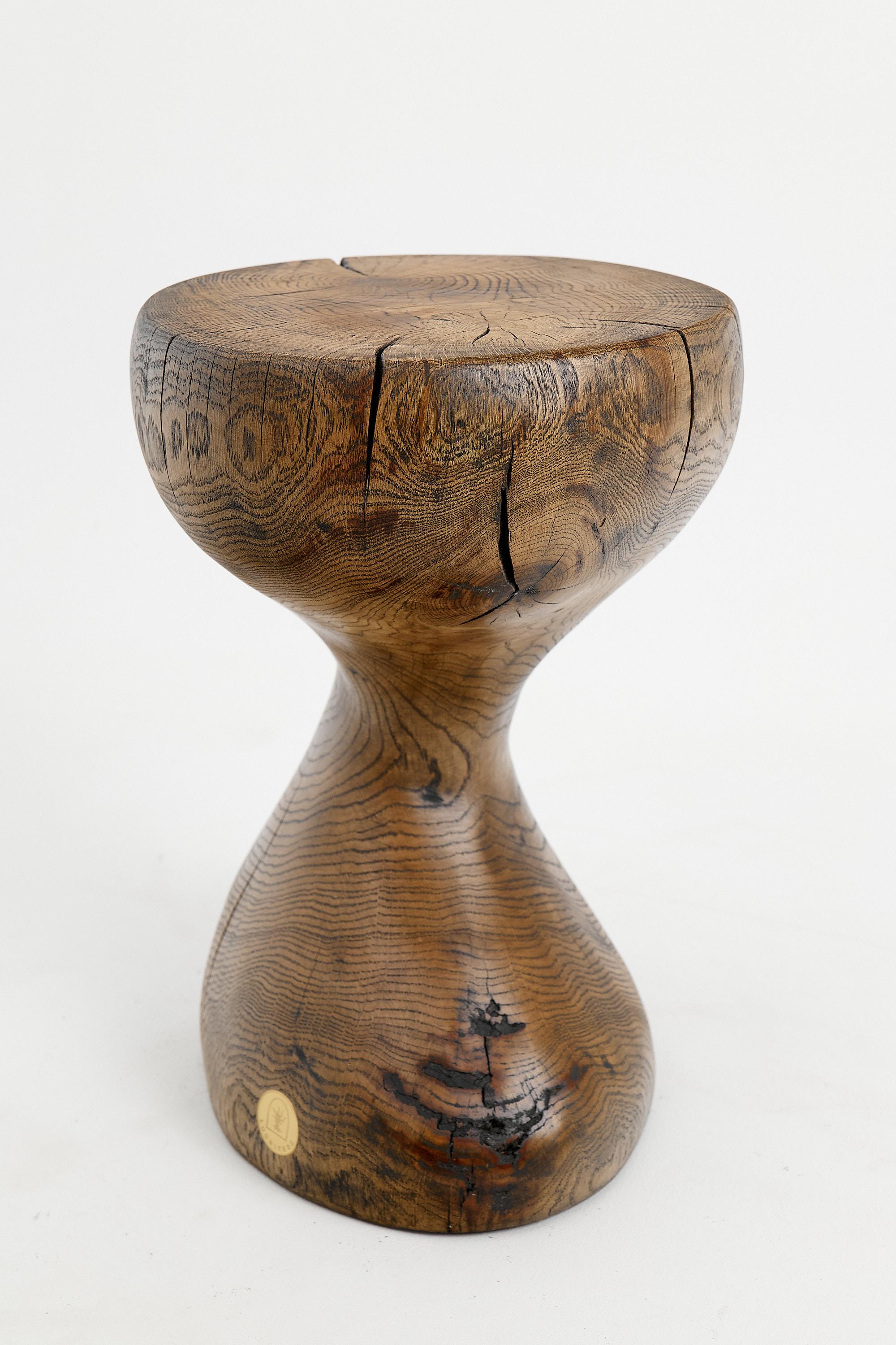 Mesa auxiliar escultórica de madera maciza de roble, diseño original contemporáneo en venta 3