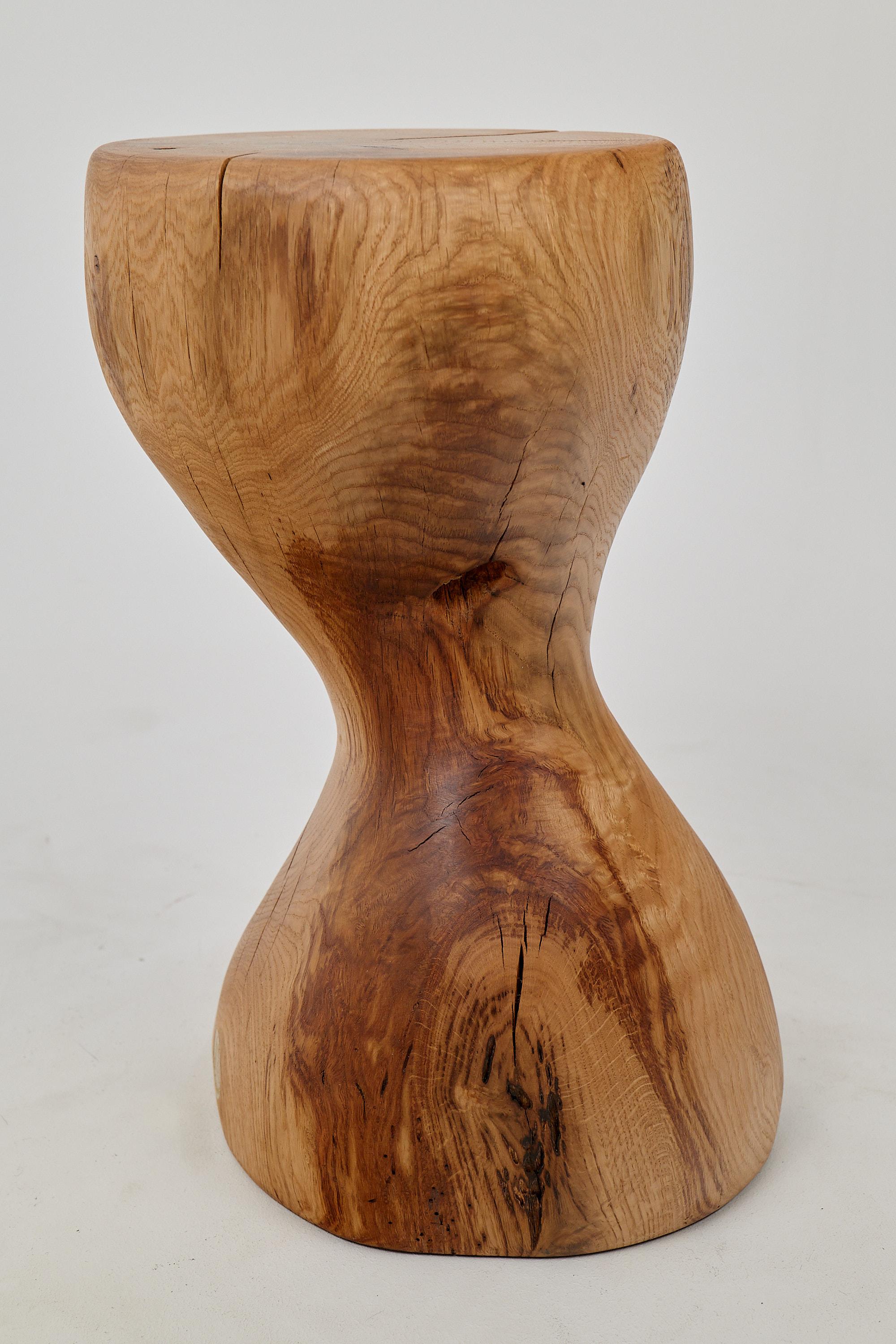 Mesa auxiliar escultórica de madera maciza de roble, diseño original contemporáneo en venta 3