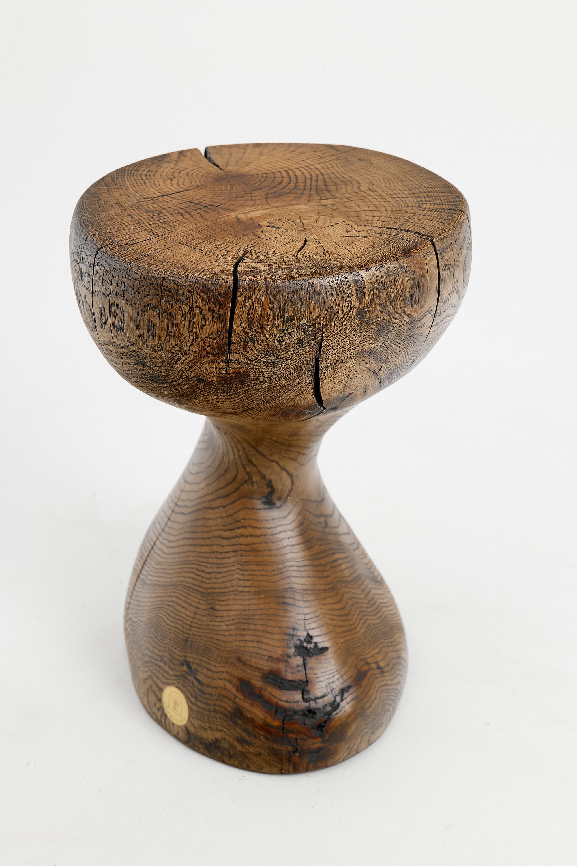Mesa auxiliar escultórica de madera maciza de roble, diseño original contemporáneo en venta 4