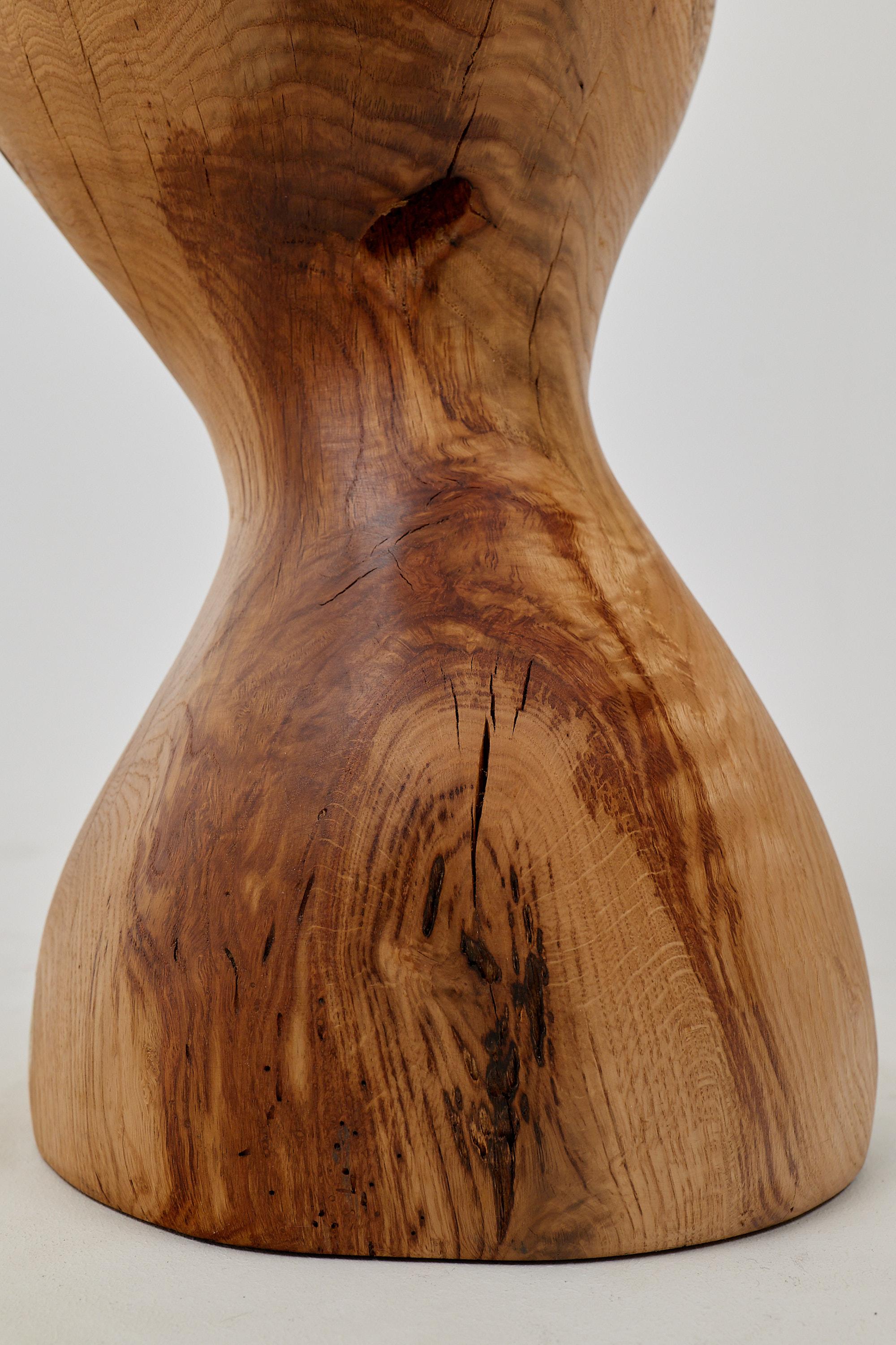 Mesa auxiliar escultórica de madera maciza de roble, diseño original contemporáneo en venta 4