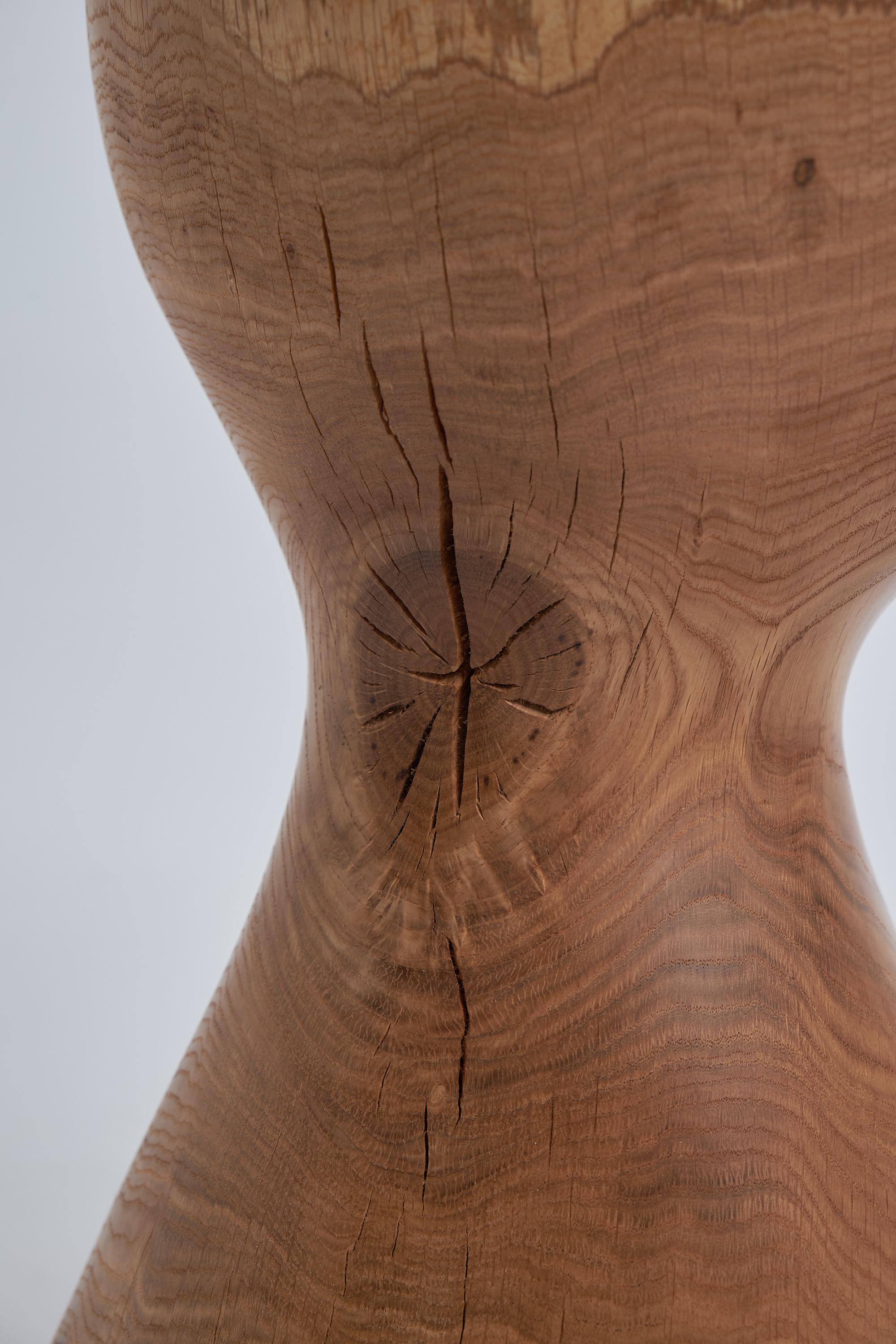 Logniture, Table d'appoint sculpturale en bois massif d'Oak, Design contemporain original en vente 5