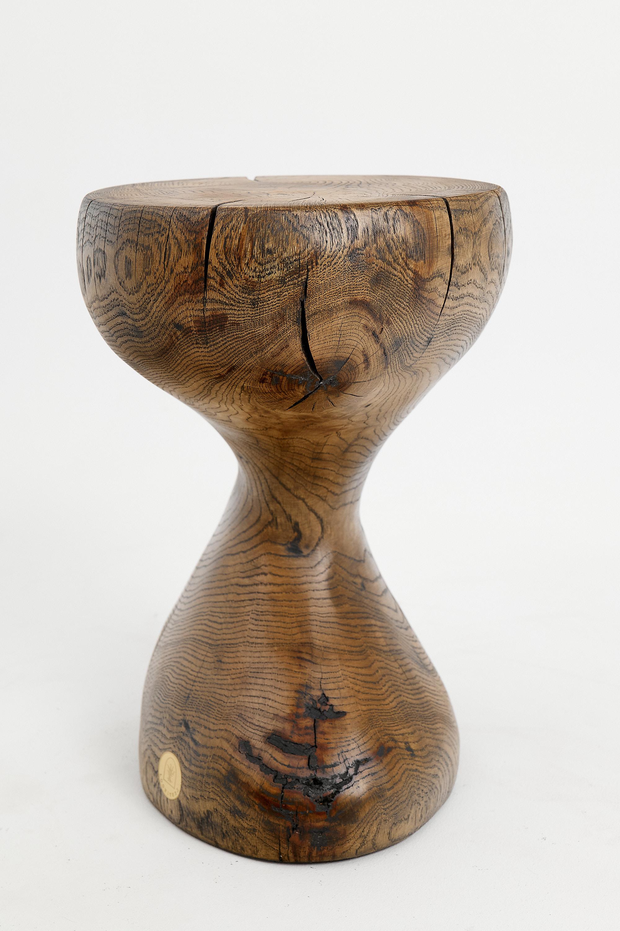 Mesa auxiliar escultórica de madera maciza de roble, diseño original contemporáneo en venta 5
