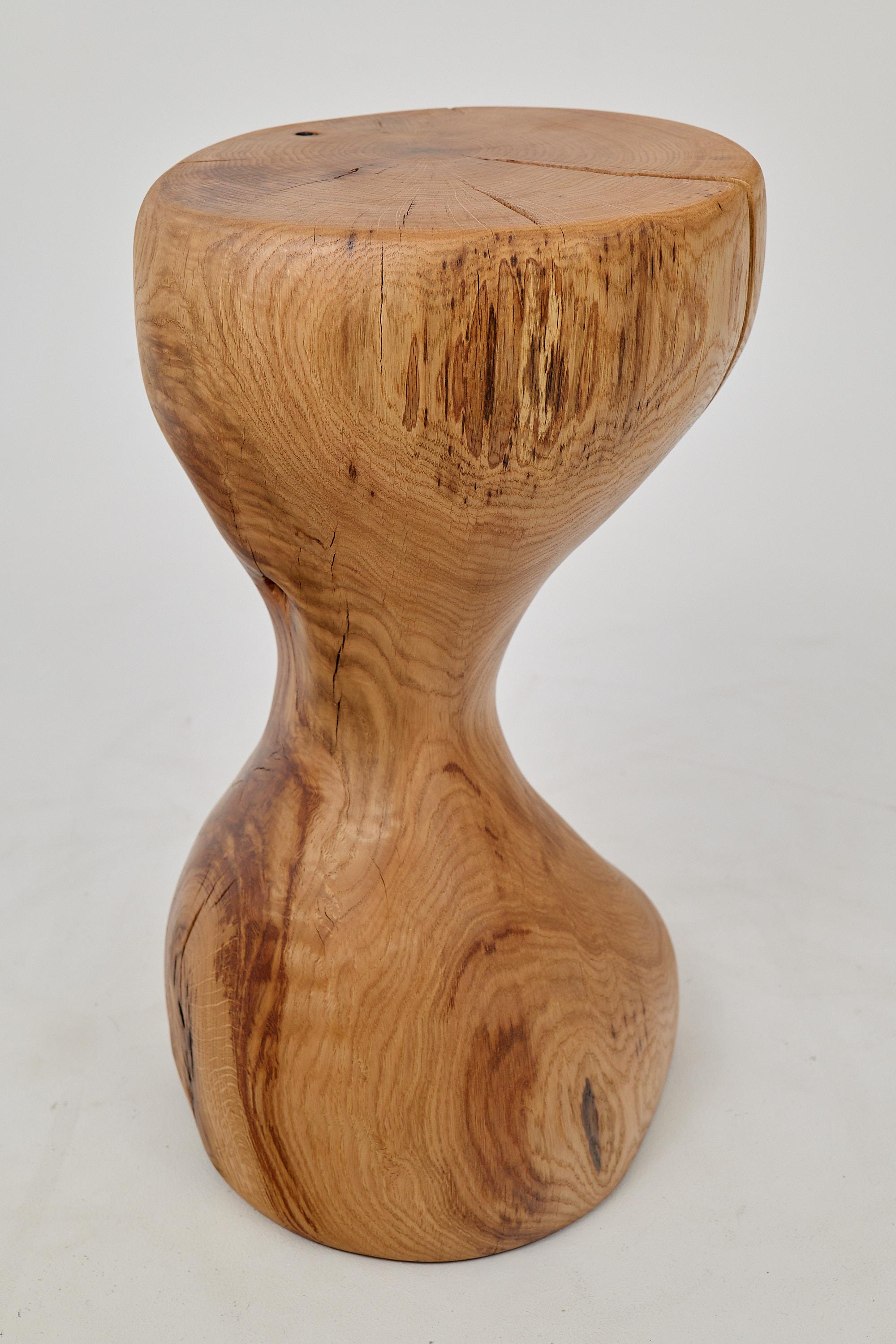 Mesa auxiliar escultórica de madera maciza de roble, diseño original contemporáneo en venta 5