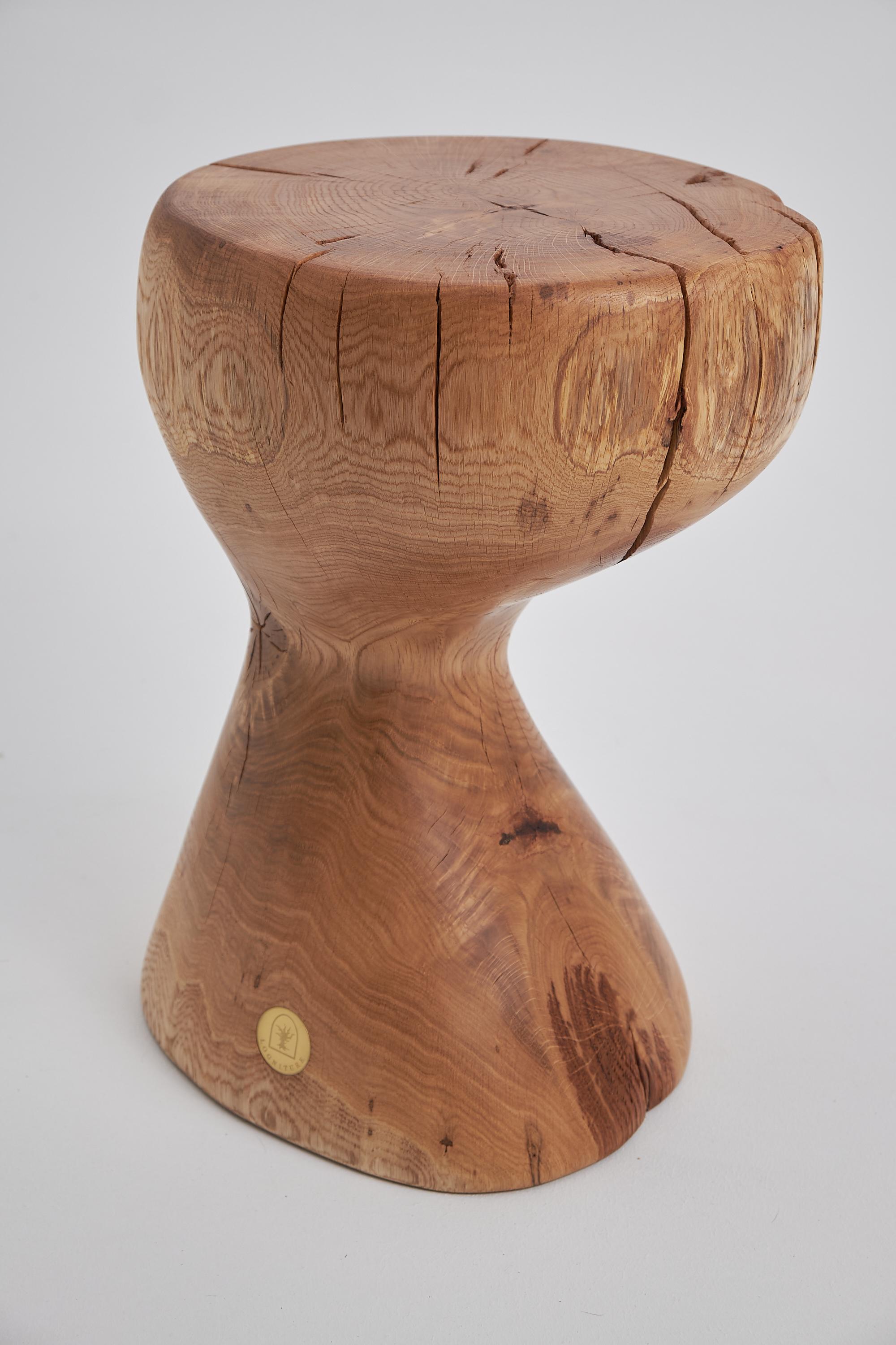 Logniture, Table d'appoint sculpturale en bois massif d'Oak, Design contemporain original en vente 6