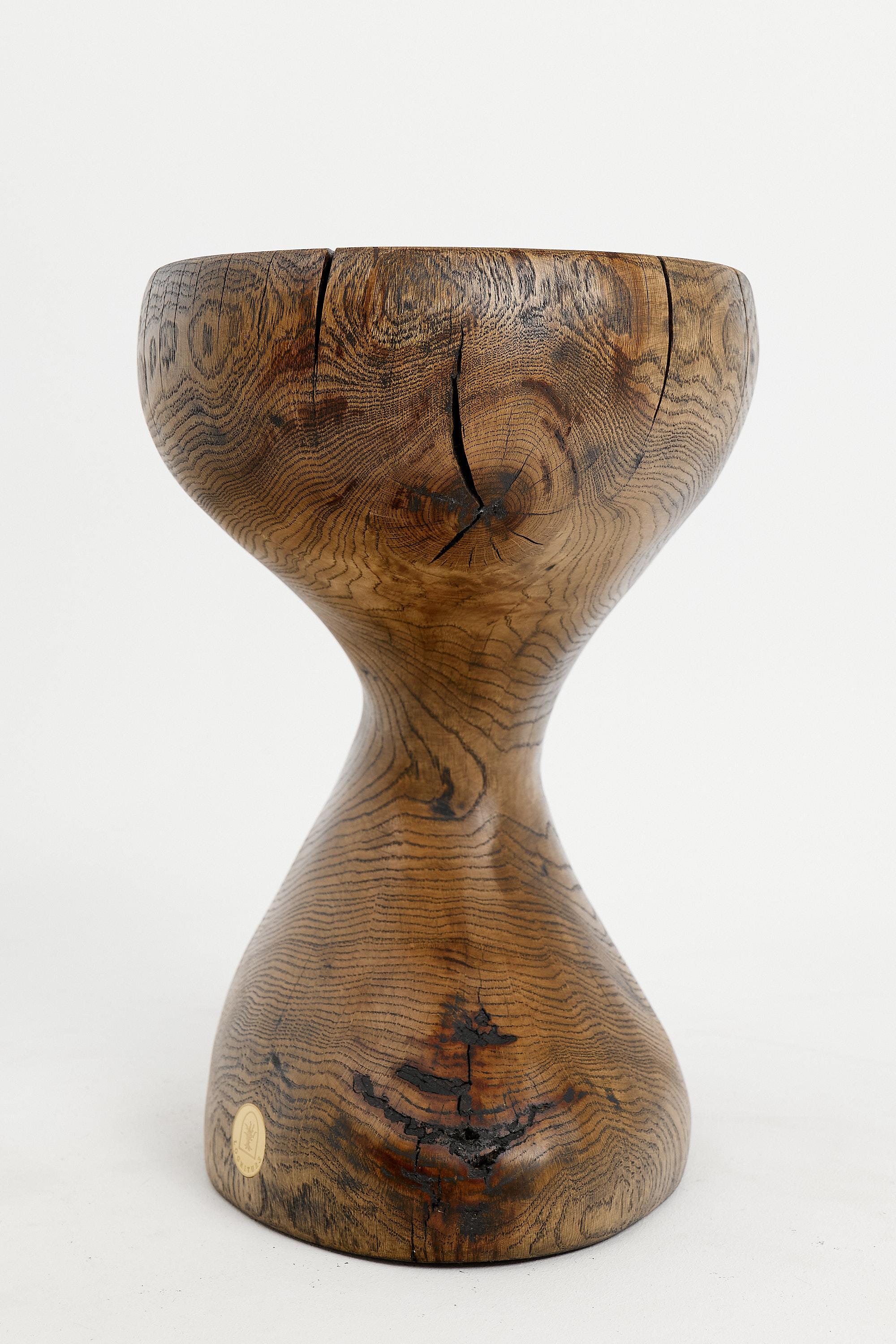 Mesa auxiliar escultórica de madera maciza de roble, diseño original contemporáneo en venta 7