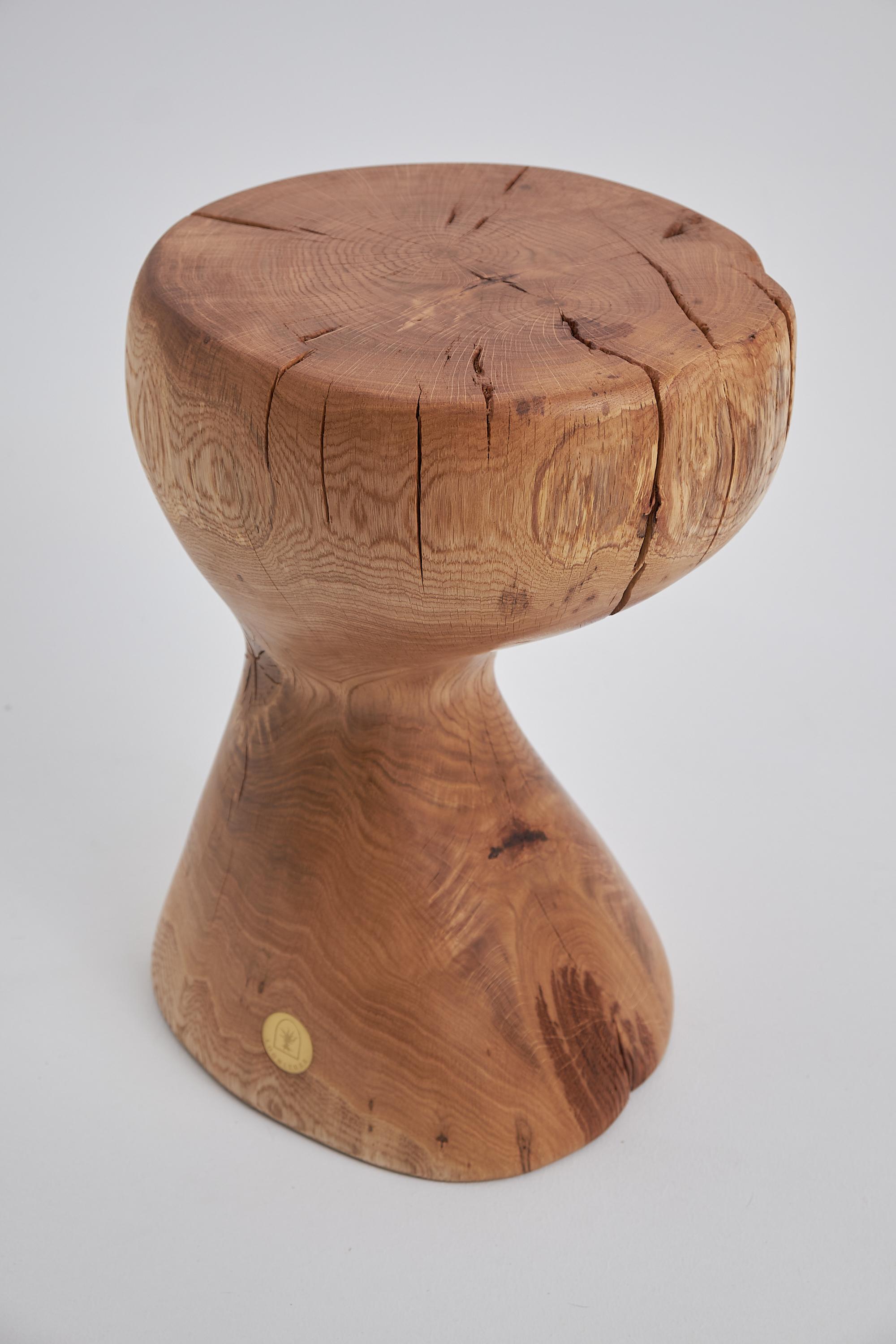 Logniture, Table d'appoint sculpturale en bois massif d'Oak, Design contemporain original en vente 8