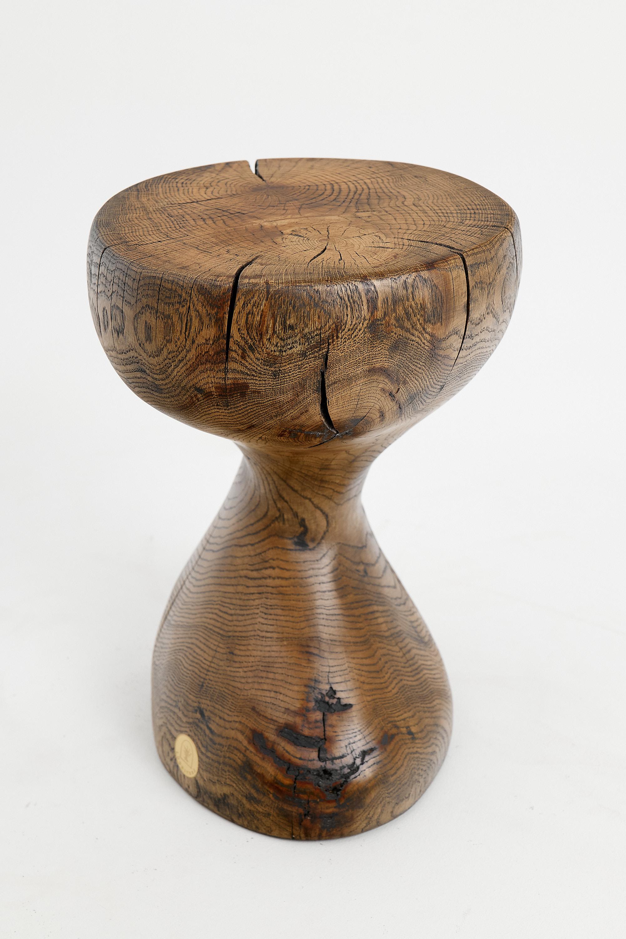Mesa auxiliar escultórica de madera maciza de roble, diseño original contemporáneo en venta 8