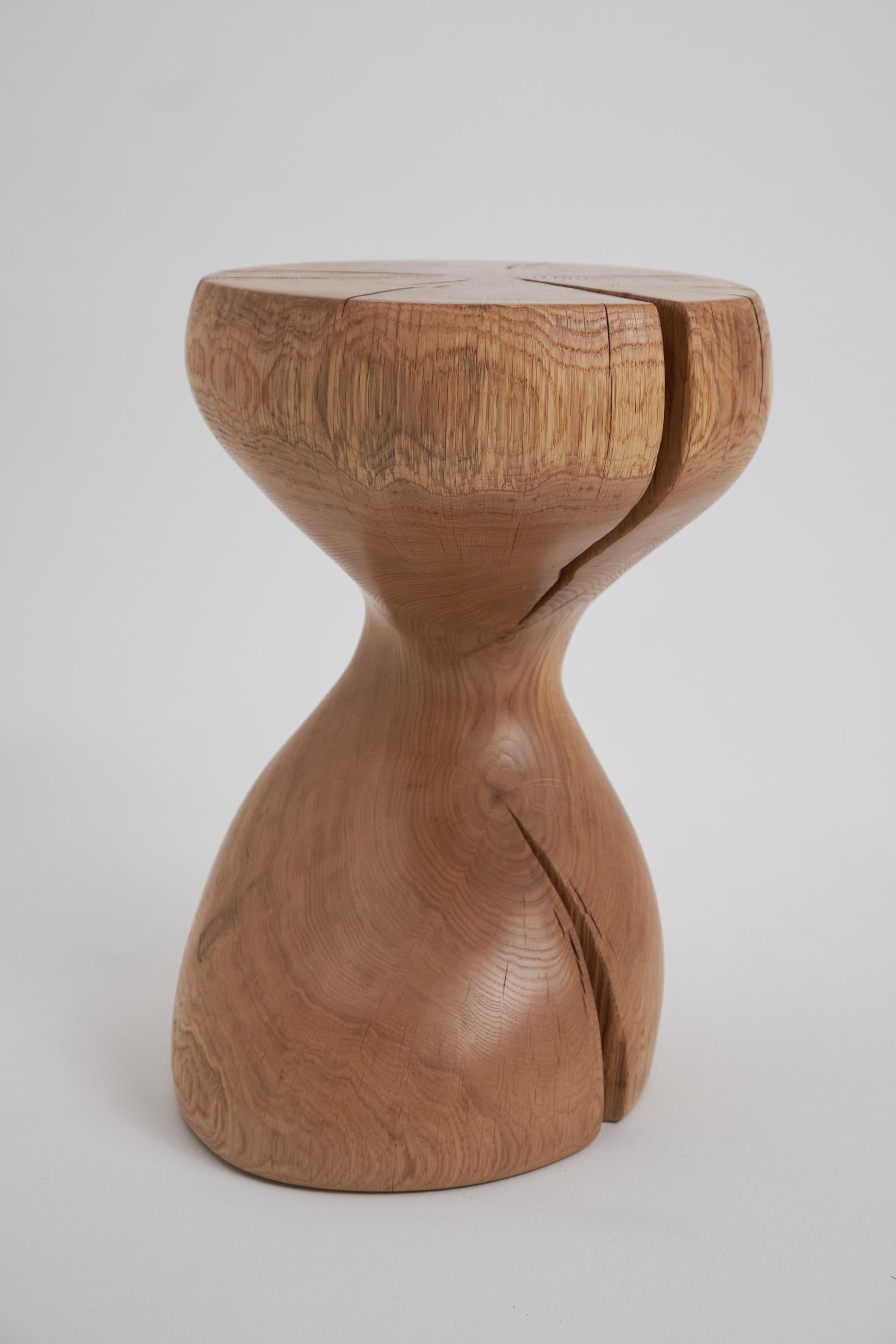 Escultura funcional única de madera tallada con motosierra, utilizable como mesa auxiliar o taburete. Tallado a partir de una sola pieza de madera y protegido con aceites de la más alta calidad, lo que garantiza su durabilidad durante generaciones.