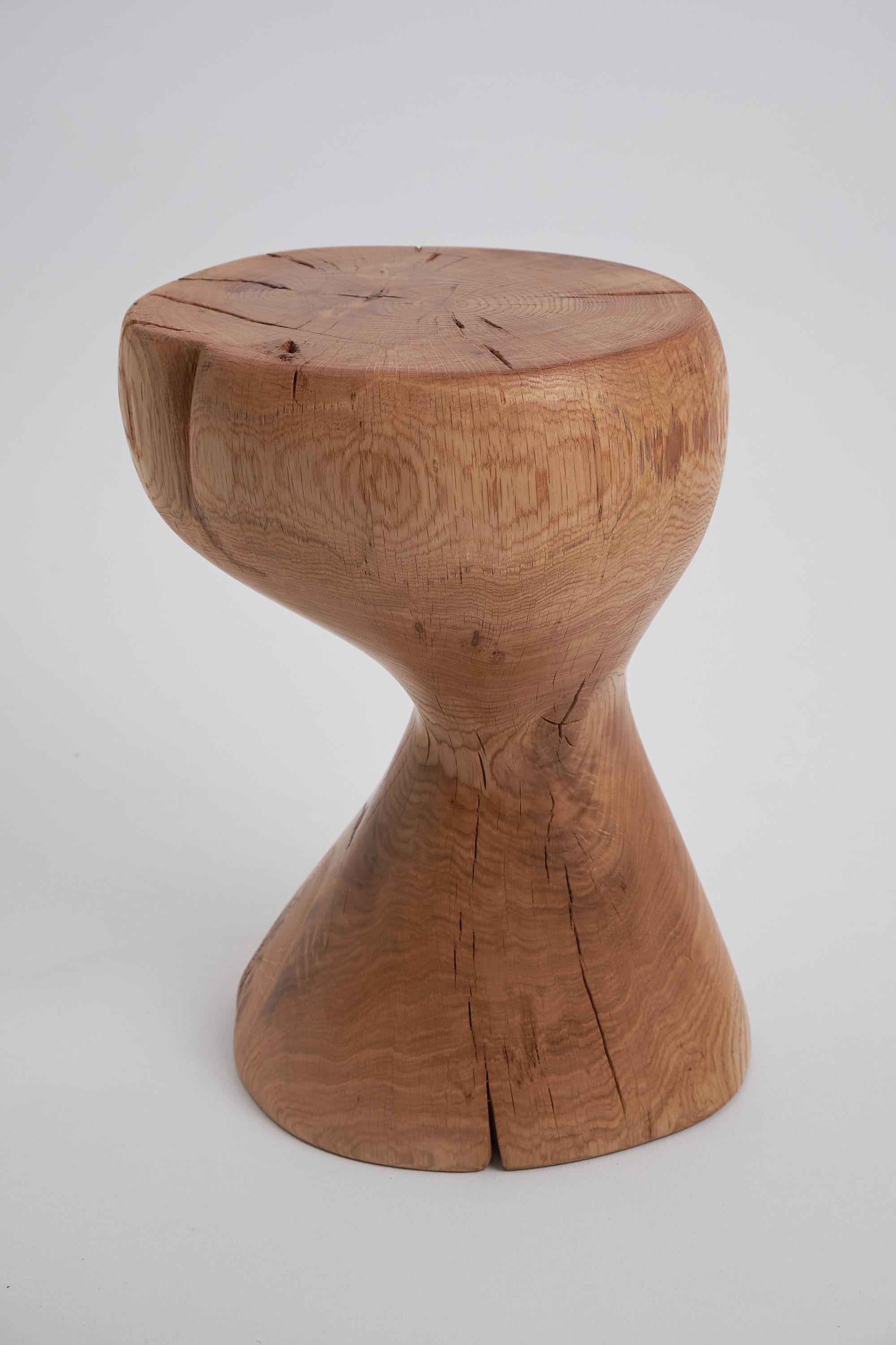 Sculpture fonctionnelle unique en bois sculpté à la tronçonneuse, utilisable comme table d'appoint ou comme tabouret. Sculpté dans une seule pièce de bois et protégé par des huiles de la plus haute qualité, il est durable pour des générations.