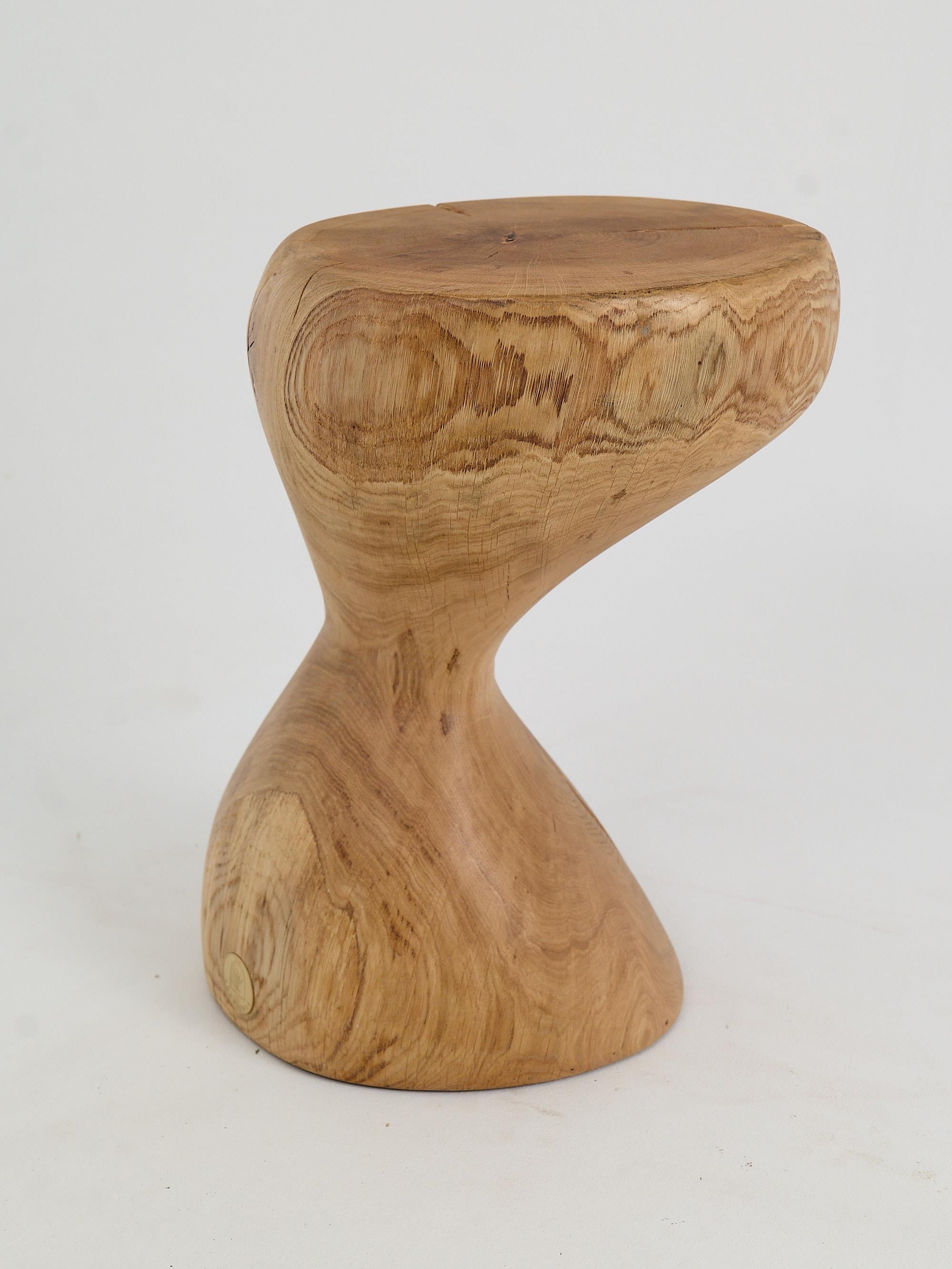 Scultura funzionale in legno intagliato con la motosega, utilizzabile come tavolino o sgabello. Scolpito da un unico pezzo di legno e protetto con oli di altissima qualità, garantisce la durata per generazioni. Nature, ecologico e di facile