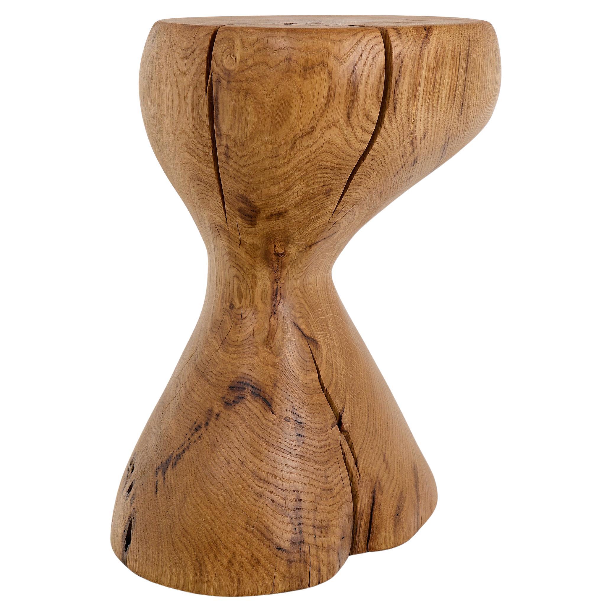 Sculpture fonctionnelle unique en bois sculpté à la tronçonneuse, utilisable comme table d'appoint ou comme tabouret. Sculpté dans une seule pièce de bois et protégé par des huiles de la plus haute qualité, il est durable pour des générations.