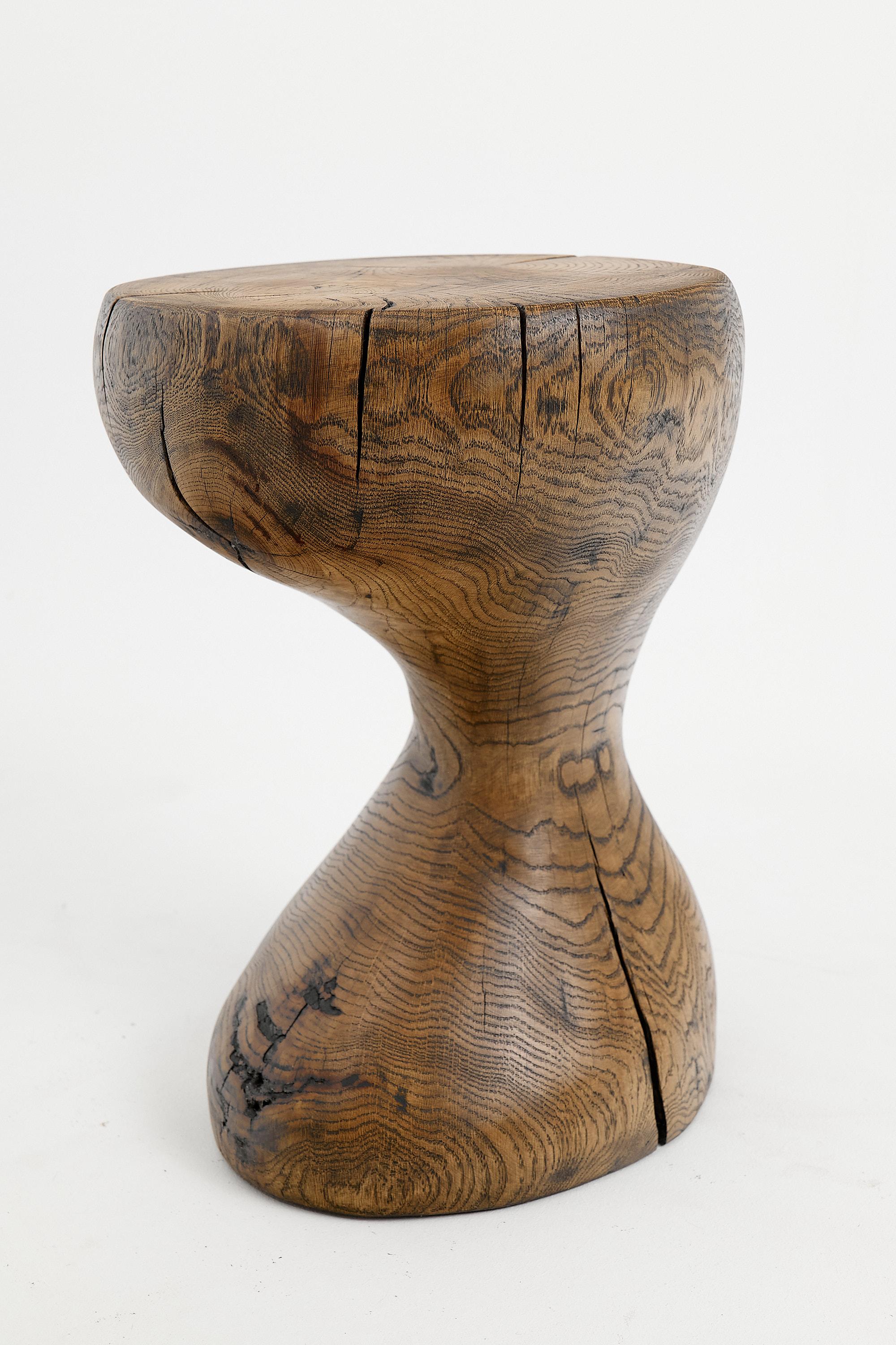 Escultura funcional única de madera tallada con motosierra, utilizable como mesa auxiliar o taburete. Tallado a partir de una sola pieza de madera y protegido con aceites de la más alta calidad, lo que garantiza su durabilidad durante generaciones.