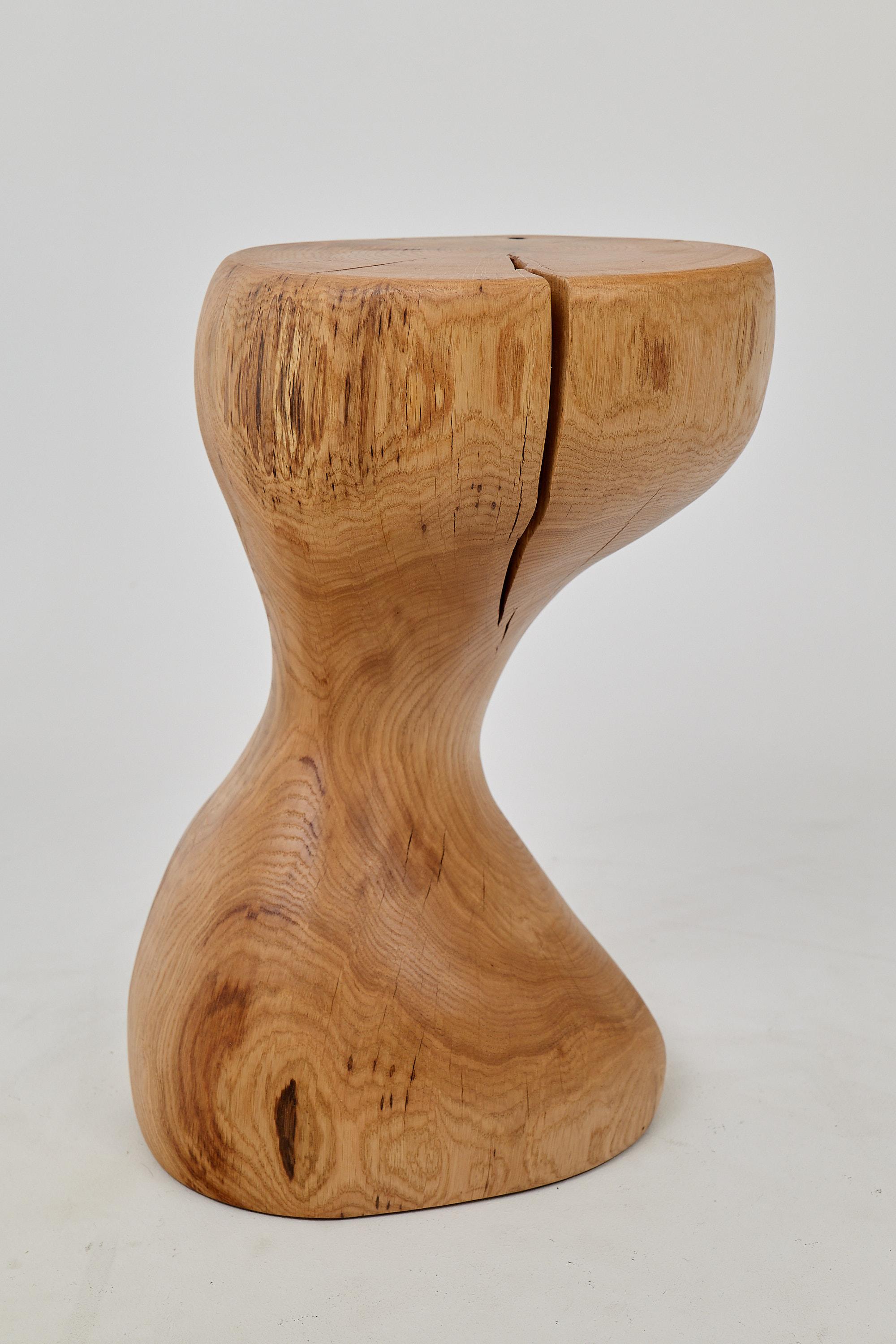 Escultura funcional única de madera tallada con motosierra, utilizable como mesa auxiliar o taburete. Tallado a partir de una sola pieza de madera y protegido con aceites de la más alta calidad, lo que garantiza su durabilidad durante generaciones.