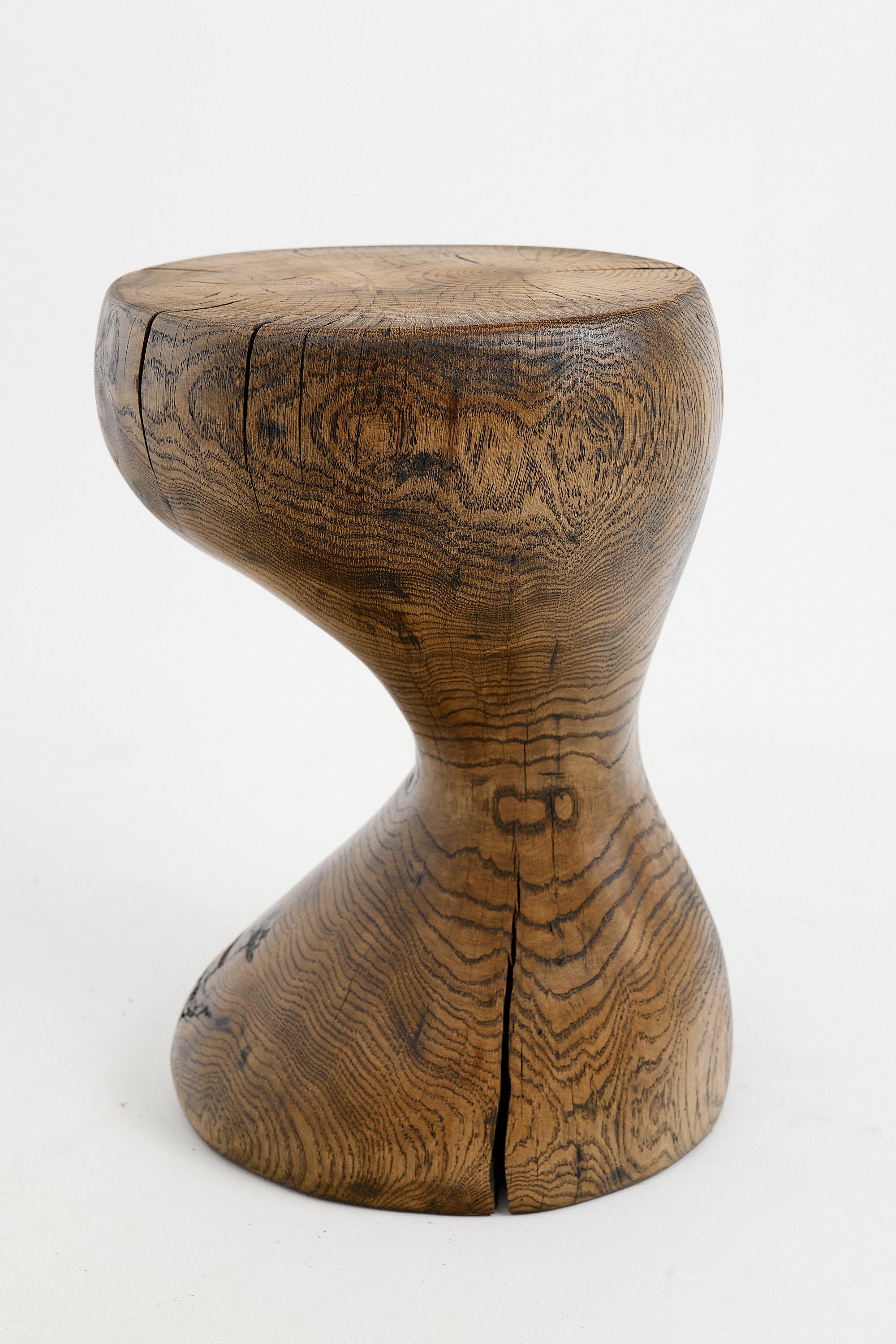 Mesa auxiliar escultórica de madera maciza de roble, diseño original contemporáneo Brutalista en venta