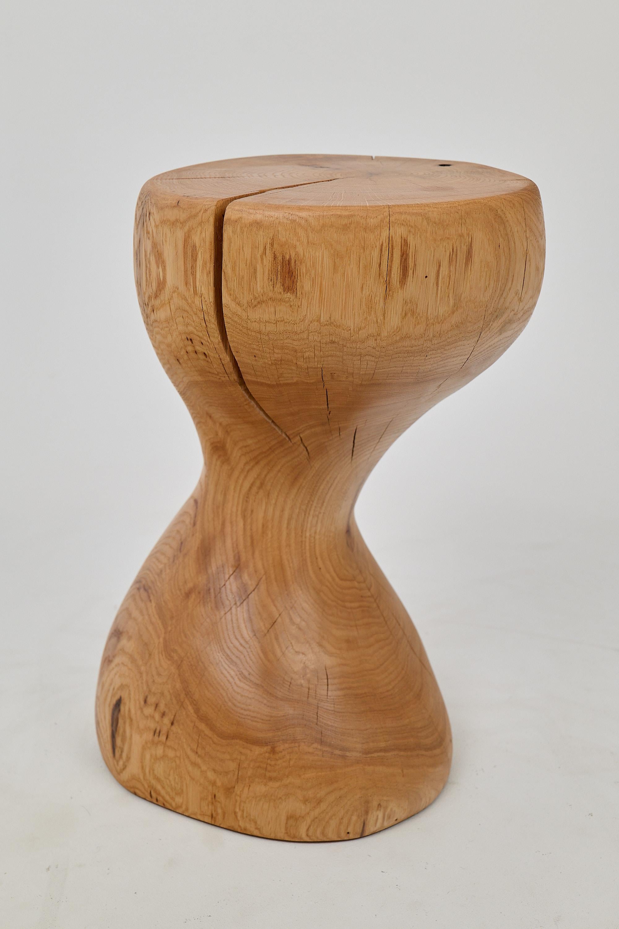 Mesa auxiliar escultórica de madera maciza de roble, diseño original contemporáneo Brutalista en venta