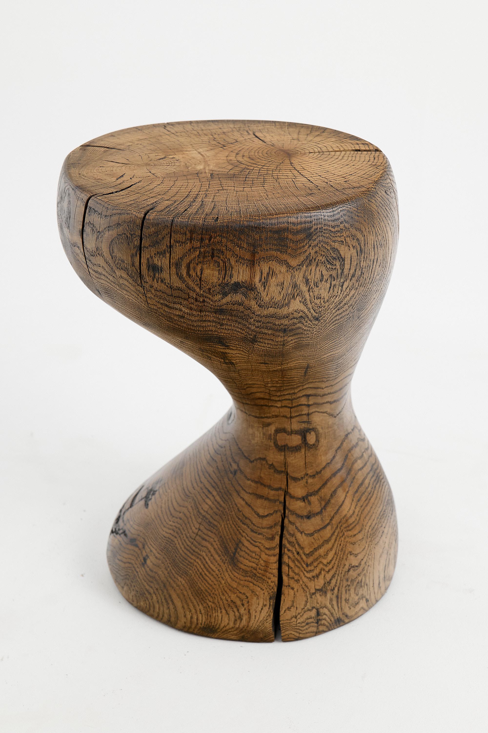 Mesa auxiliar escultórica de madera maciza de roble, diseño original contemporáneo Croata en venta
