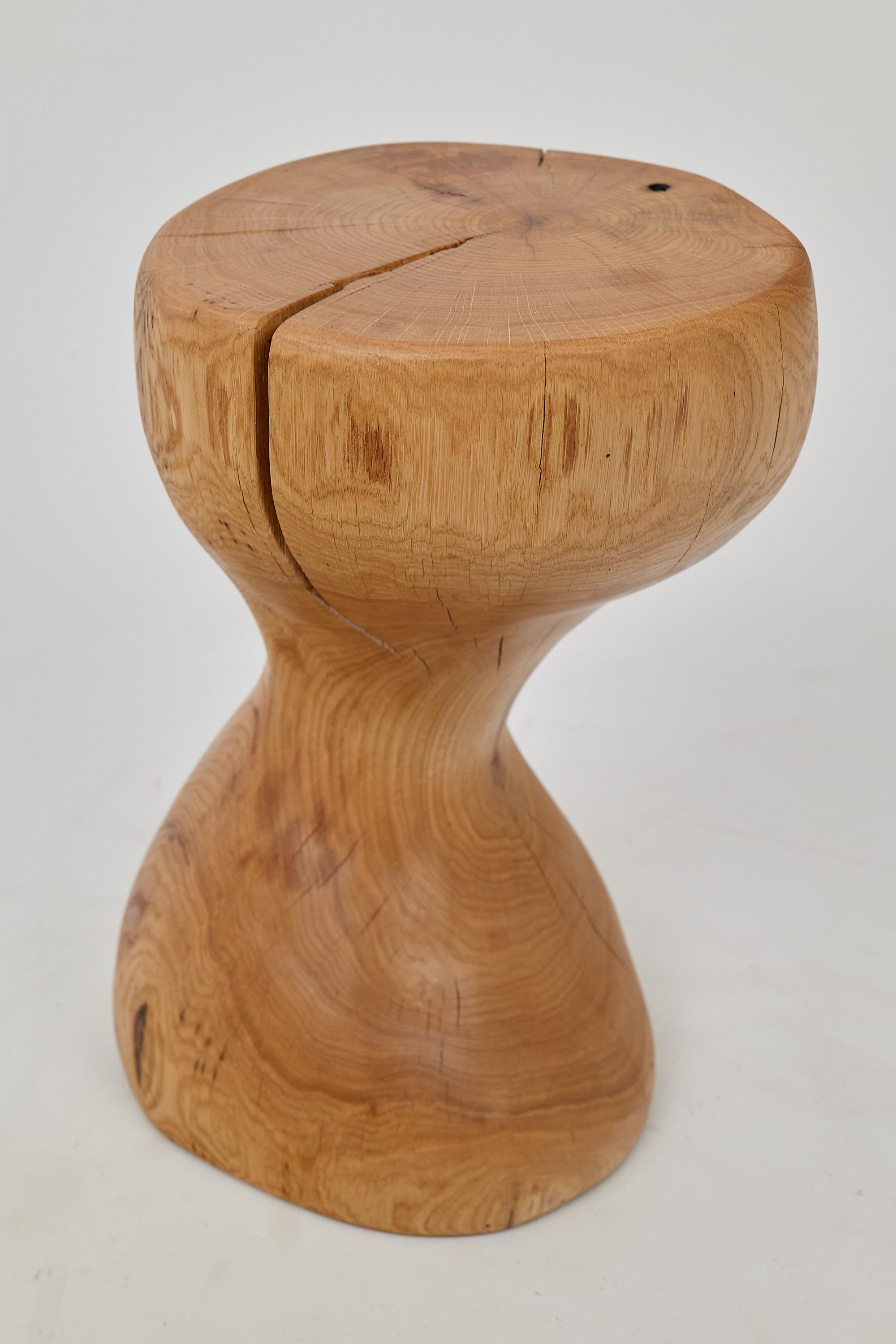 Mesa auxiliar escultórica de madera maciza de roble, diseño original contemporáneo Croata en venta