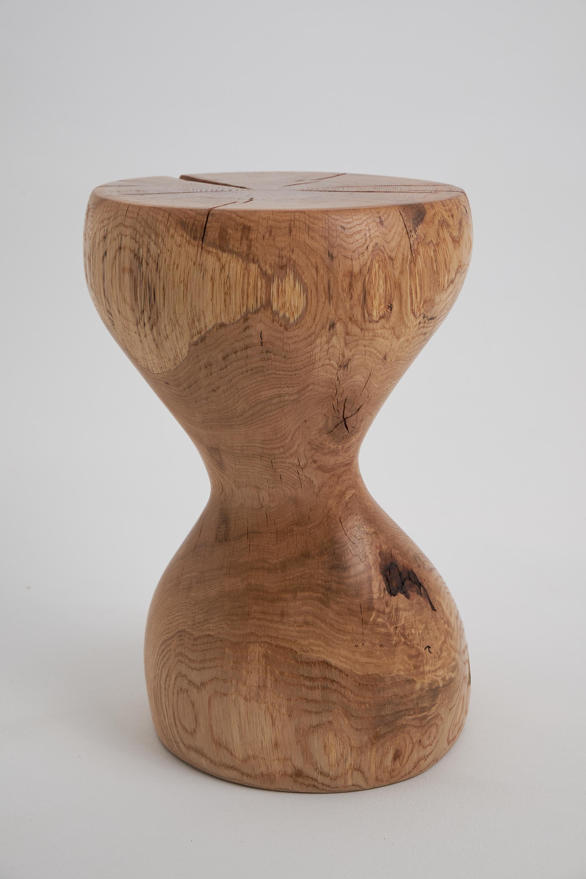 Logniture, Wabi-Sabi, Mesa auxiliar escultórica de madera maciza de roble, Diseño original Tallado en venta