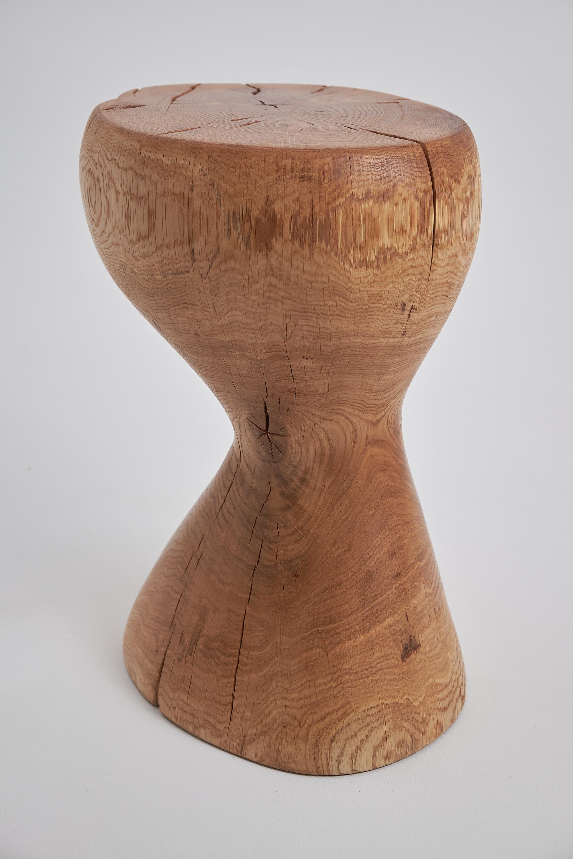 Sculpté Logniture, Table d'appoint sculpturale en bois massif d'Oak, Design contemporain original en vente