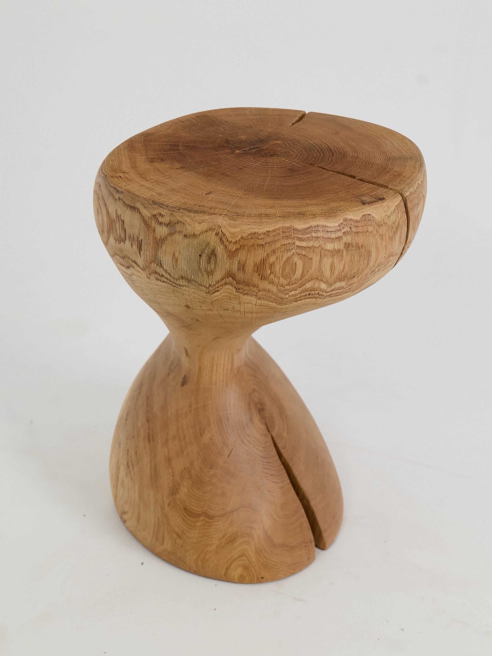 Intagliato Logniture, Tavolino scultoreo in legno massiccio di Oak, design contemporaneo originale in vendita
