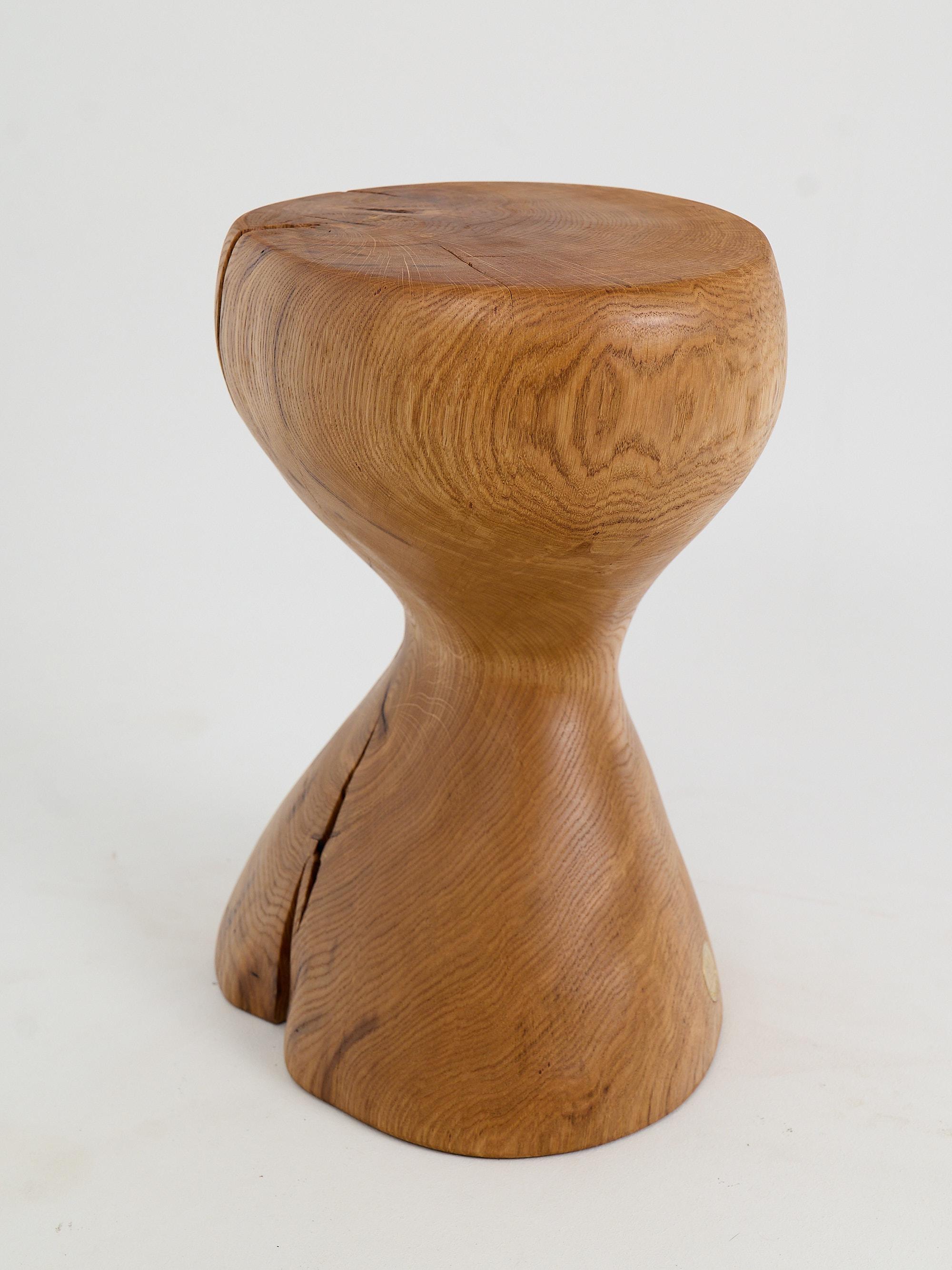 Sculpté Logniture, Table d'appoint sculpturale en bois massif d'Oak, Design contemporain original en vente