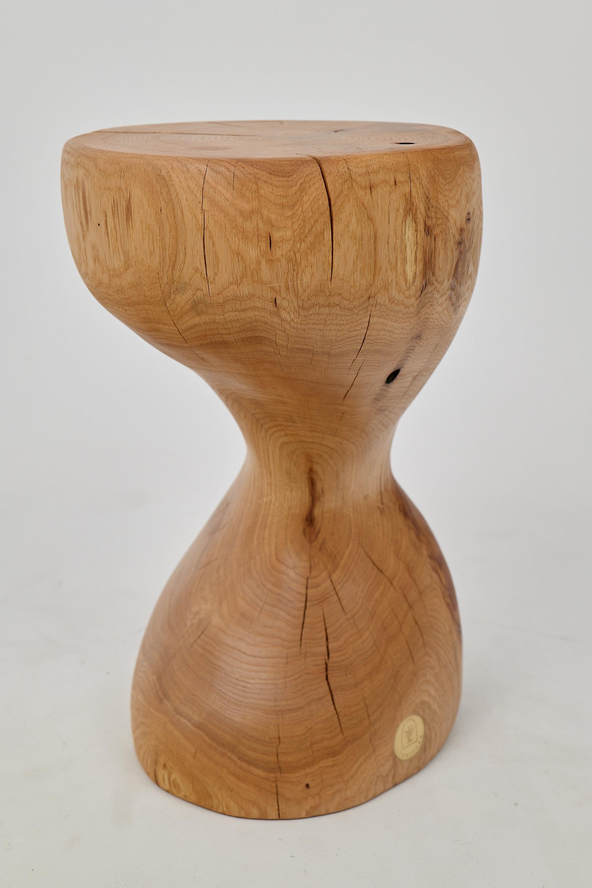 Mesa auxiliar escultórica de madera maciza de roble, diseño original contemporáneo Tallado en venta