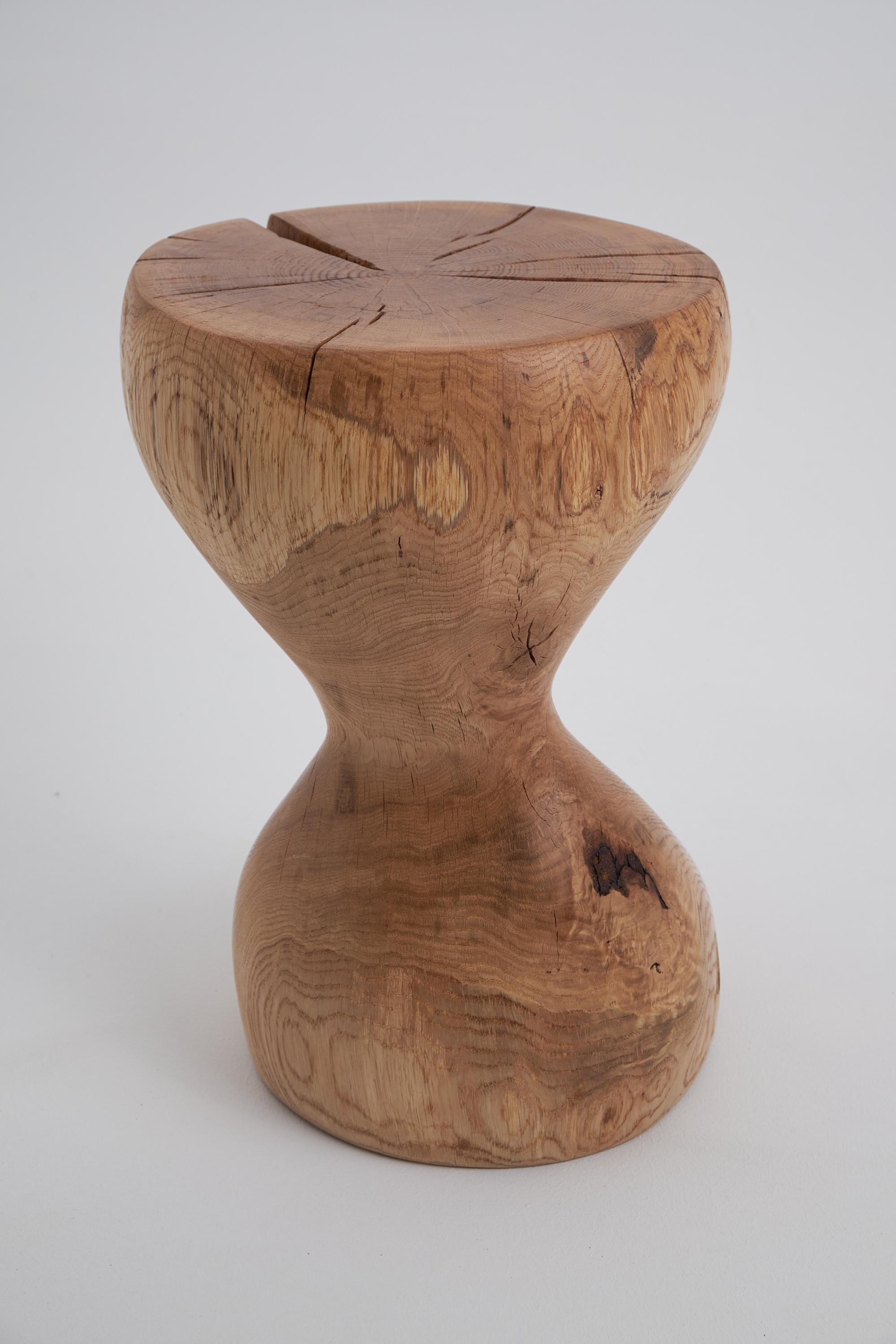 Logniture, Wabi-Sabi, Mesa auxiliar escultórica de madera maciza de roble, Diseño original en Nuevo estado para la venta en Stara Gradiška, HR