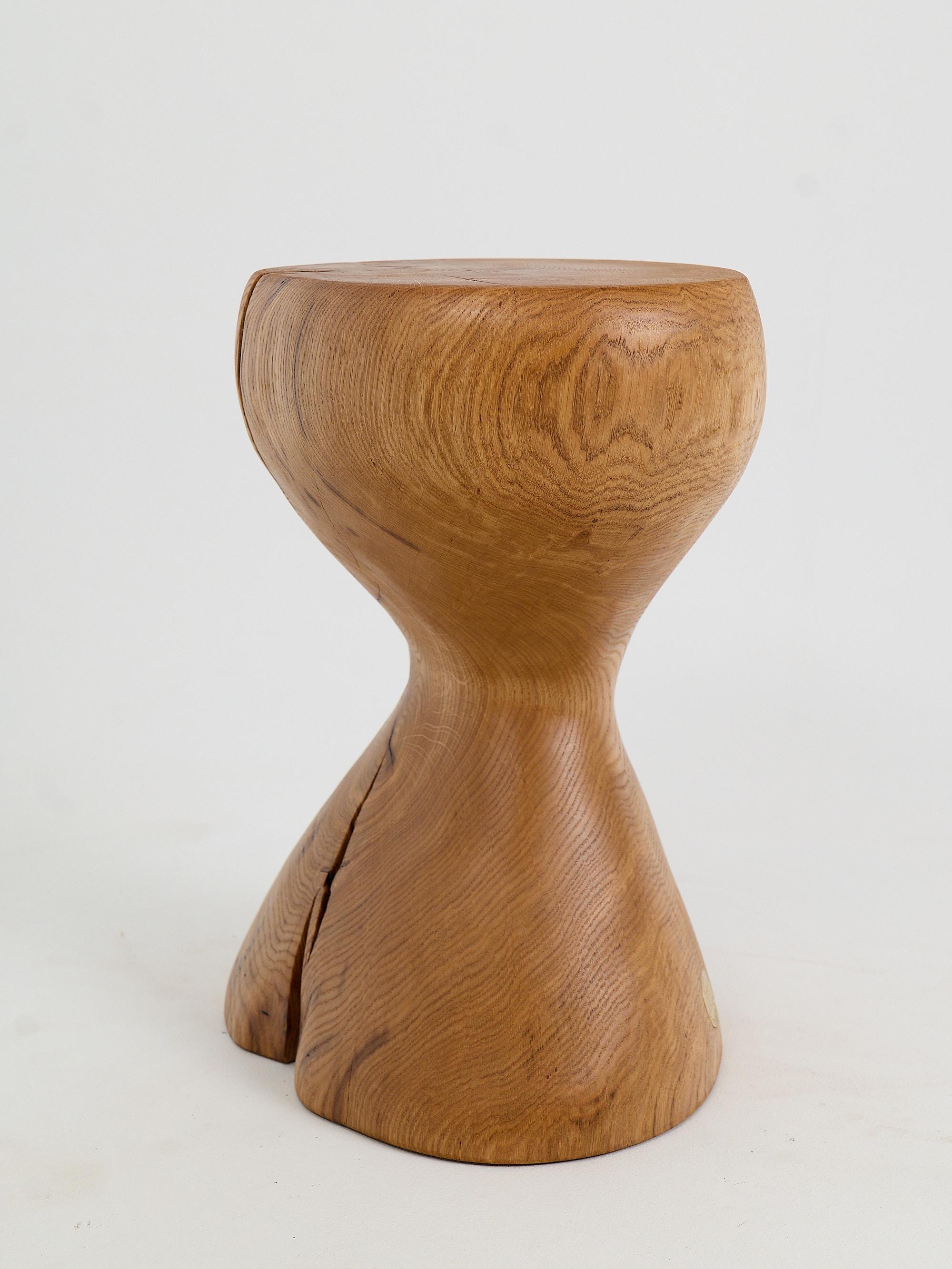 Logniture, Table d'appoint sculpturale en bois massif d'Oak, Design contemporain original Neuf - En vente à Stara Gradiška, HR