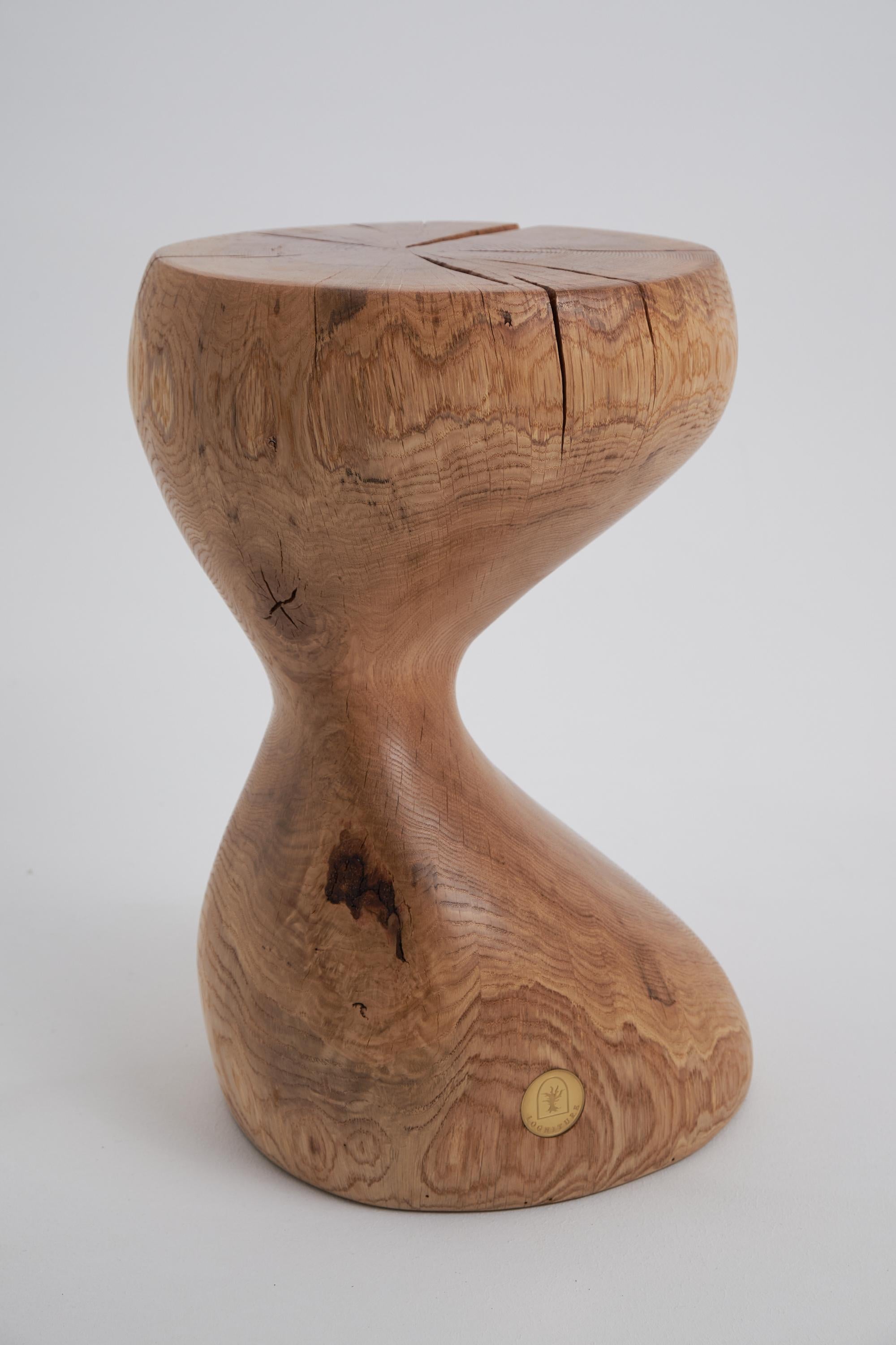 Logniture, Wabi-Sabi, Mesa auxiliar escultórica de madera maciza de roble, Diseño original Siglo XXI y contemporáneo en venta