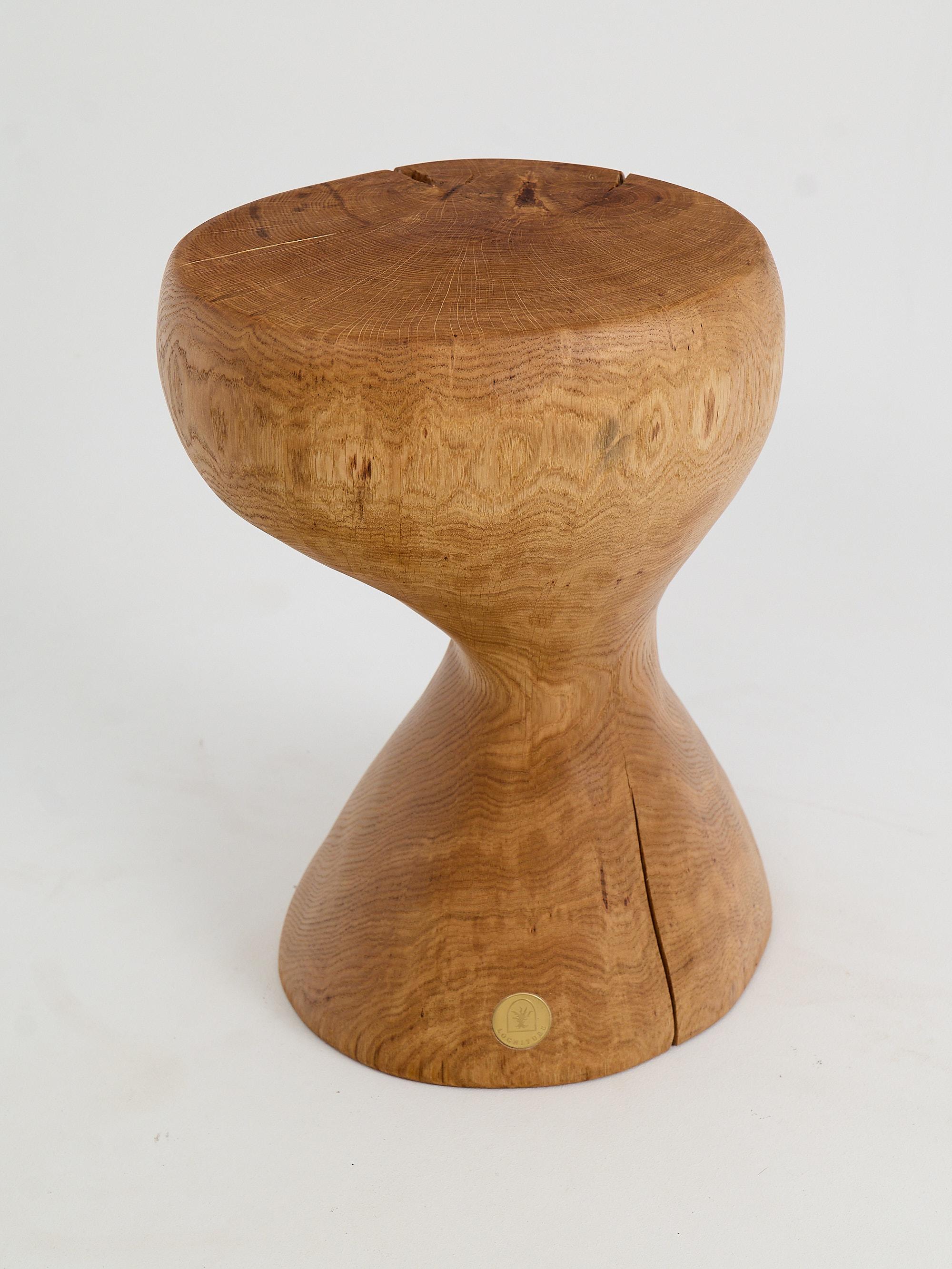 Bois Logniture, Table d'appoint sculpturale en bois massif d'Oak, Design contemporain original en vente