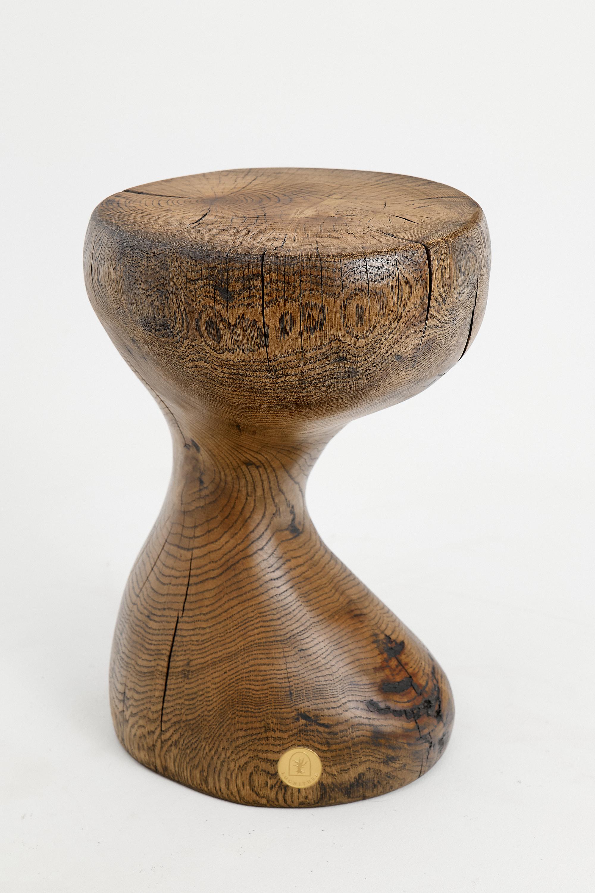 Mesa auxiliar escultórica de madera maciza de roble, diseño original contemporáneo Madera en venta